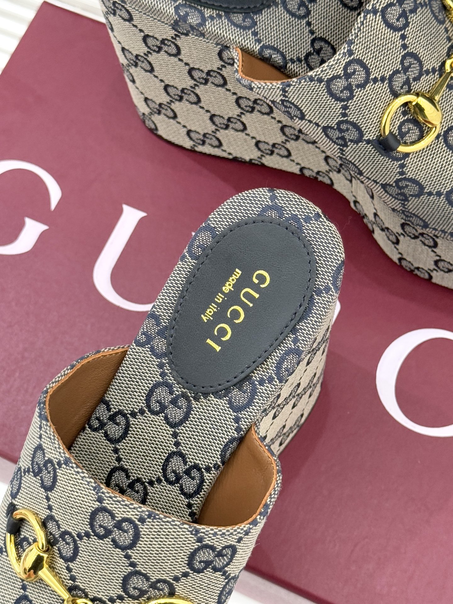 Gucci/古驰26WF新品马衔扣厚底坡跟鱼嘴拖鞋以马术基因碰撞夏日松弛感。标志性浅金马衔扣缀于鞋身复刻