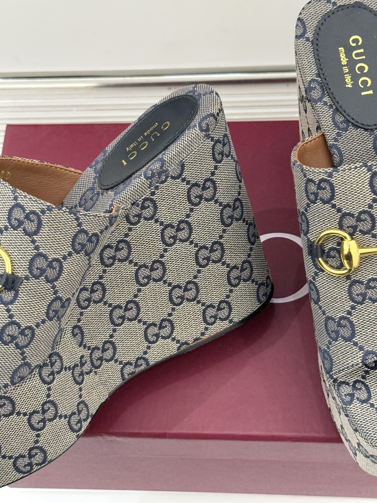 Gucci/古驰26WF新品马衔扣厚底坡跟鱼嘴拖鞋以马术基因碰撞夏日松弛感。标志性浅金马衔扣缀于鞋身复刻