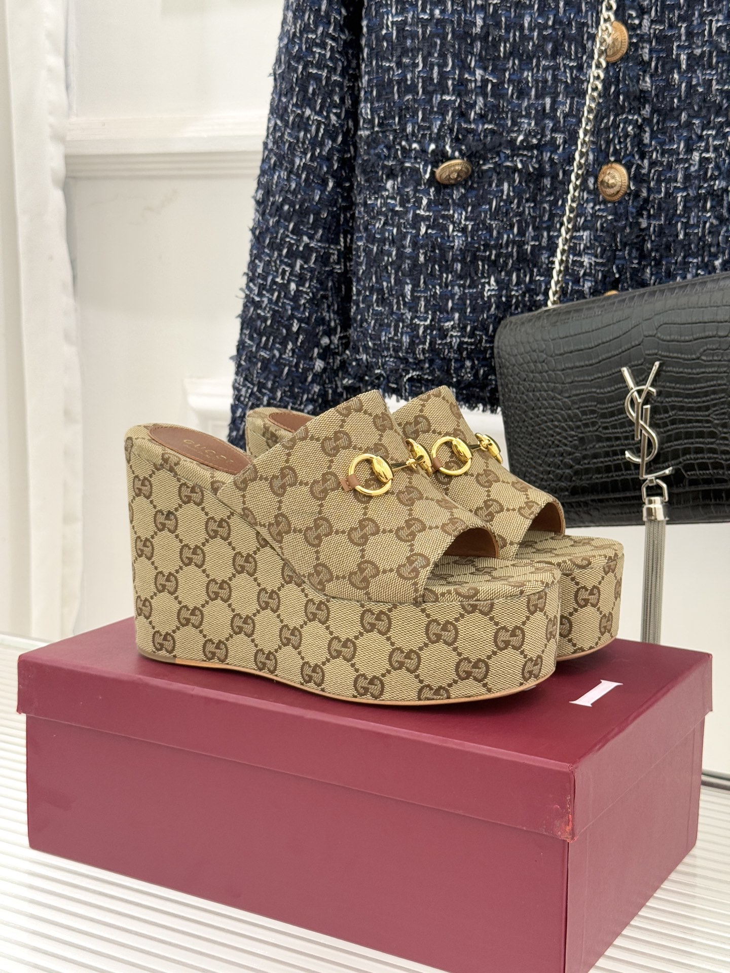 Gucci/古驰26WF新品马衔扣厚底坡跟鱼嘴拖鞋以马术基因碰撞夏日松弛感。标志性浅金马衔扣缀于鞋身复刻