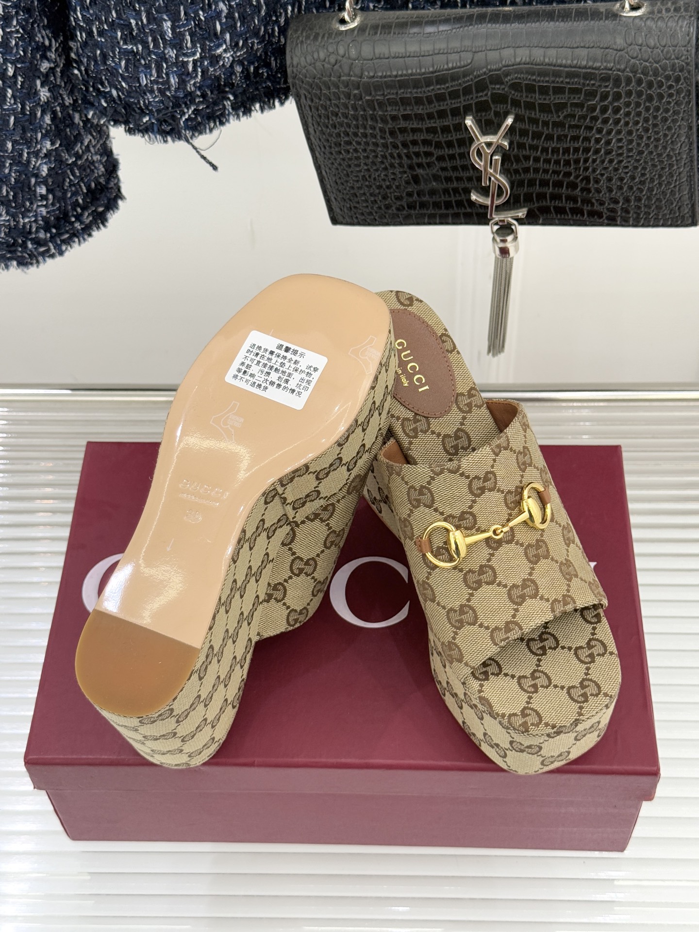 Gucci/古驰26WF新品马衔扣厚底坡跟鱼嘴拖鞋以马术基因碰撞夏日松弛感。标志性浅金马衔扣缀于鞋身复刻