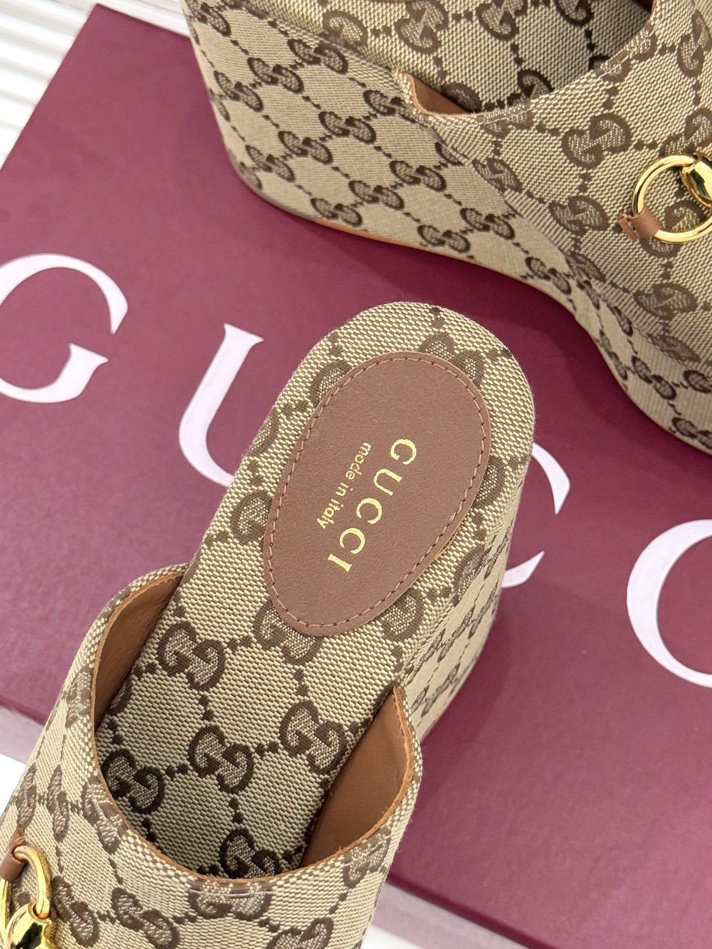 Gucci/古驰26WF新品马衔扣厚底坡跟鱼嘴拖鞋以马术基因碰撞夏日松弛感。标志性浅金马衔扣缀于鞋身复刻