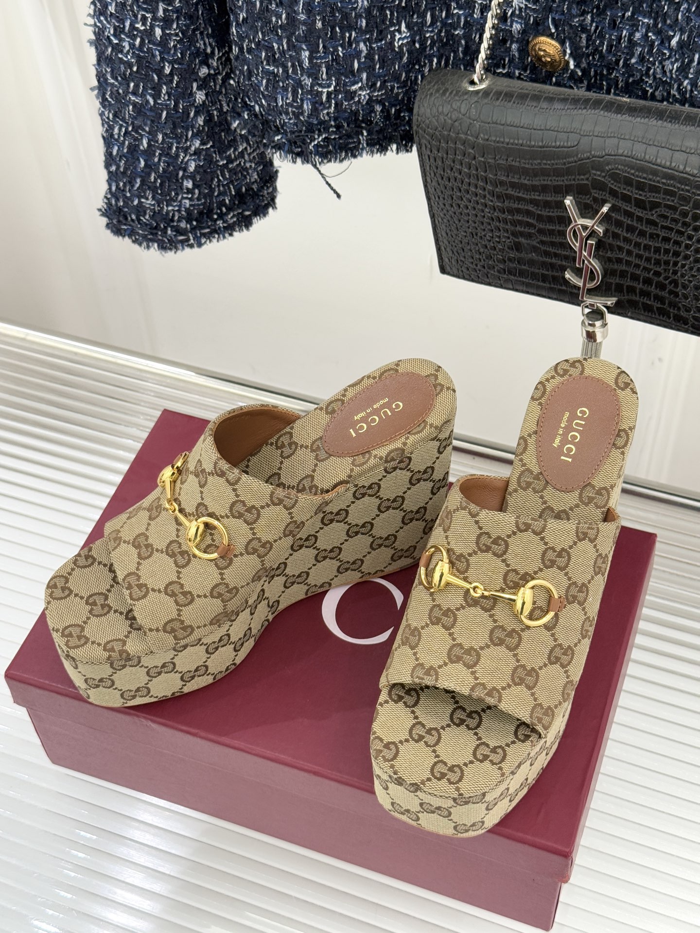 Gucci/古驰26WF新品马衔扣厚底坡跟鱼嘴拖鞋以马术基因碰撞夏日松弛感。标志性浅金马衔扣缀于鞋身复刻