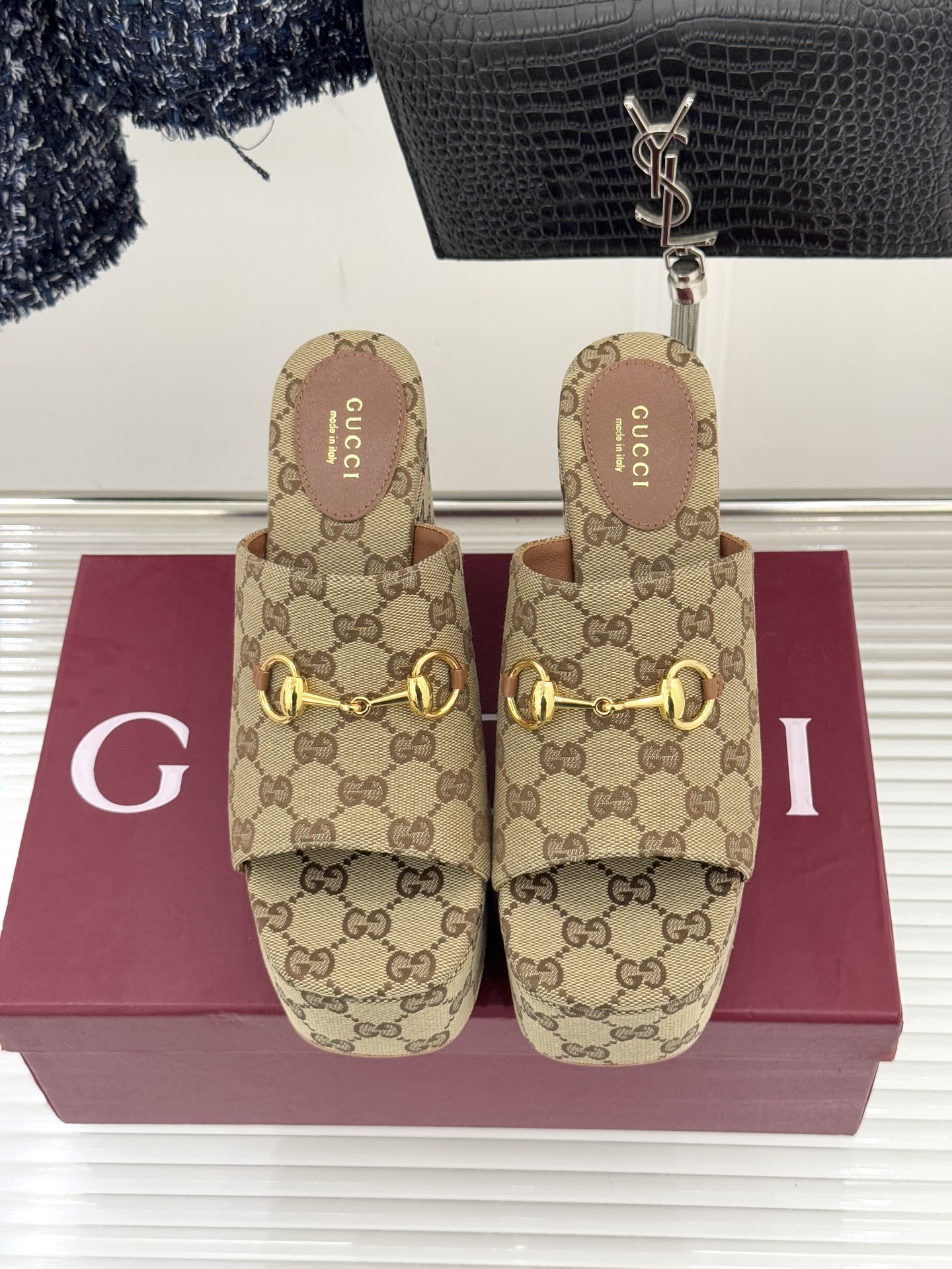 Gucci/古驰26WF新品马衔扣厚底坡跟鱼嘴拖鞋以马术基因碰撞夏日松弛感。标志性浅金马衔扣缀于鞋身复刻
