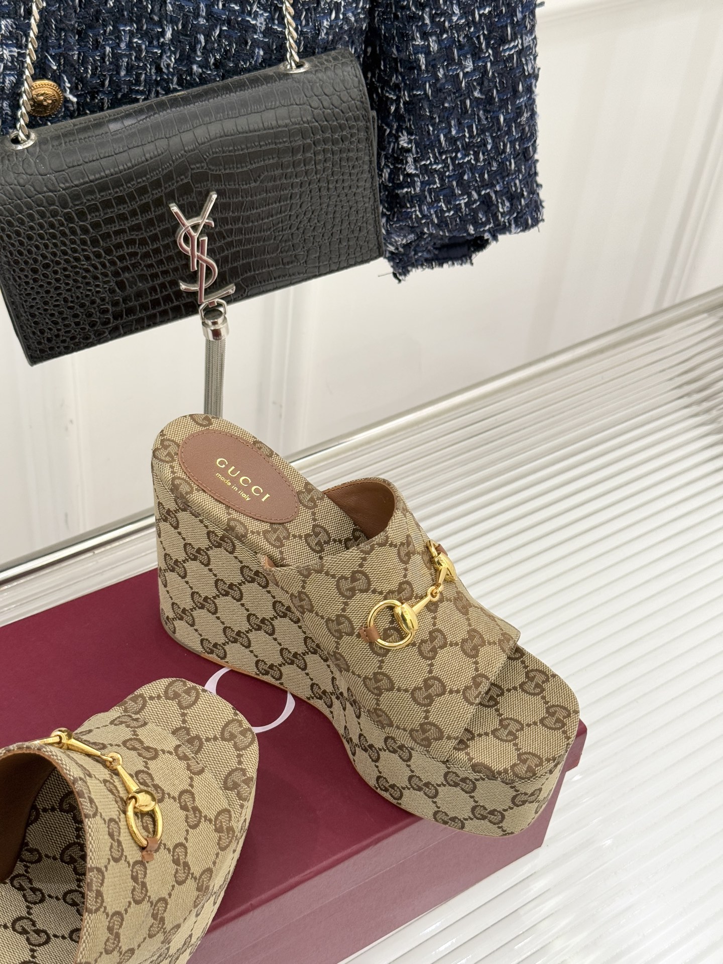 Gucci/古驰26WF新品马衔扣厚底坡跟鱼嘴拖鞋以马术基因碰撞夏日松弛感。标志性浅金马衔扣缀于鞋身复刻
