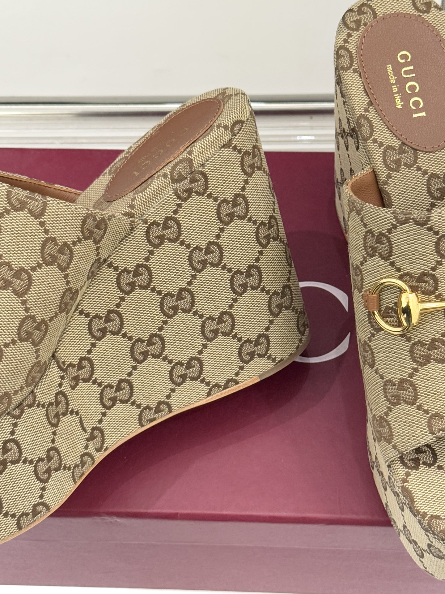 Gucci/古驰26WF新品马衔扣厚底坡跟鱼嘴拖鞋以马术基因碰撞夏日松弛感。标志性浅金马衔扣缀于鞋身复刻