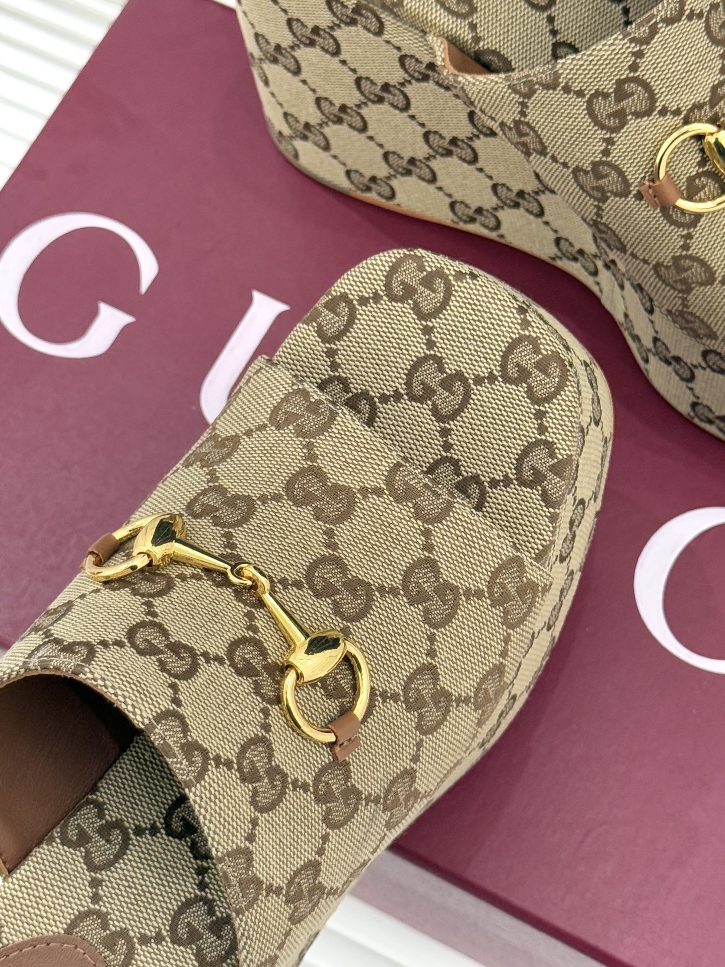 Gucci/古驰26WF新品马衔扣厚底坡跟鱼嘴拖鞋以马术基因碰撞夏日松弛感。标志性浅金马衔扣缀于鞋身复刻