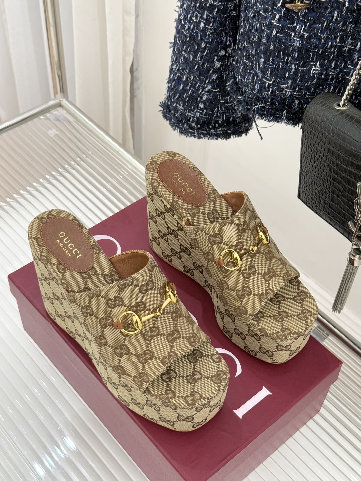 Gucci/古驰26WF新品马衔扣厚底坡跟鱼嘴拖鞋以马术基因碰撞夏日松弛感。标志性浅金马衔扣缀于鞋身复刻