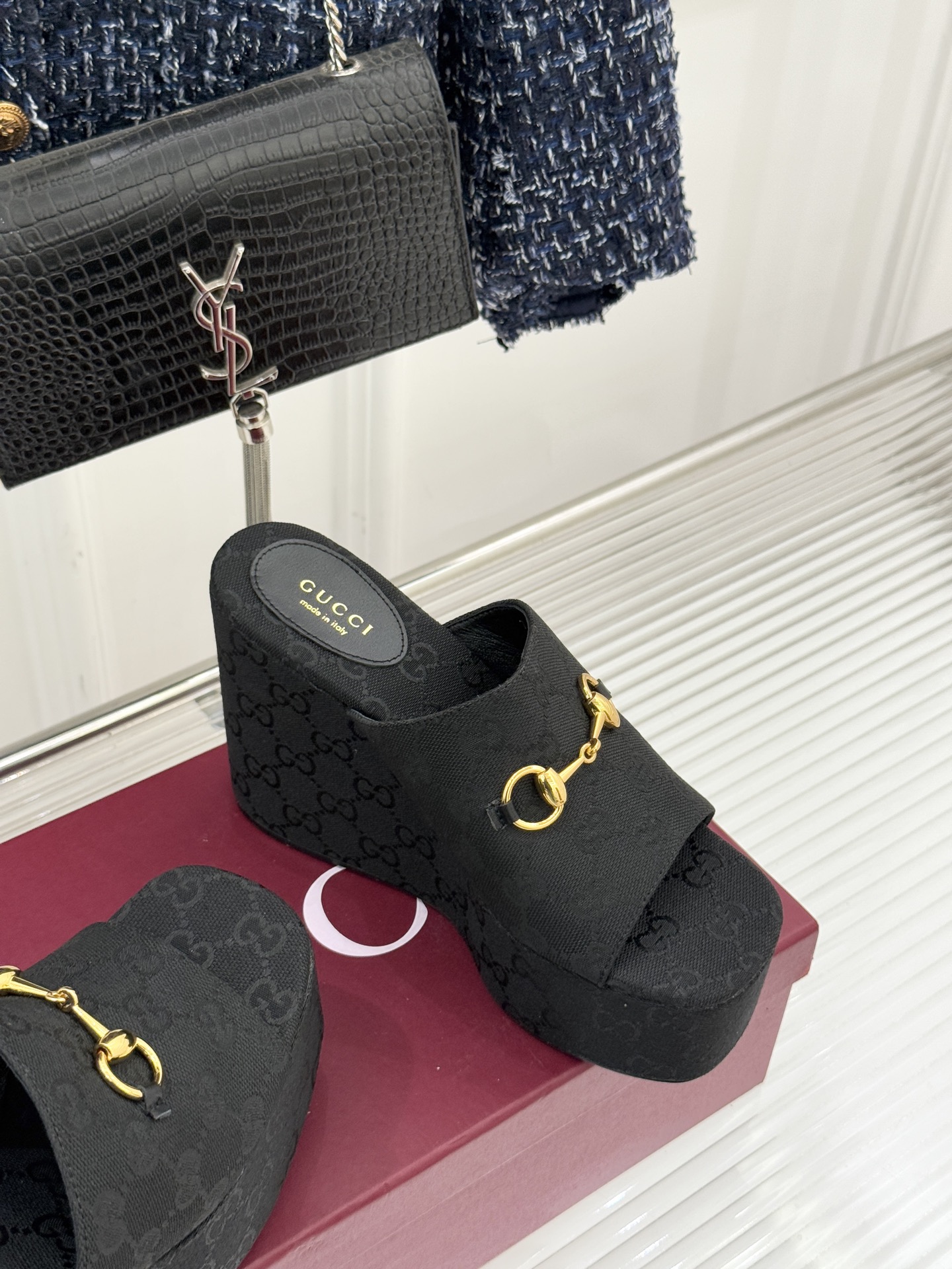 Gucci/古驰26WF新品马衔扣厚底坡跟鱼嘴拖鞋以马术基因碰撞夏日松弛感。标志性浅金马衔扣缀于鞋身复刻