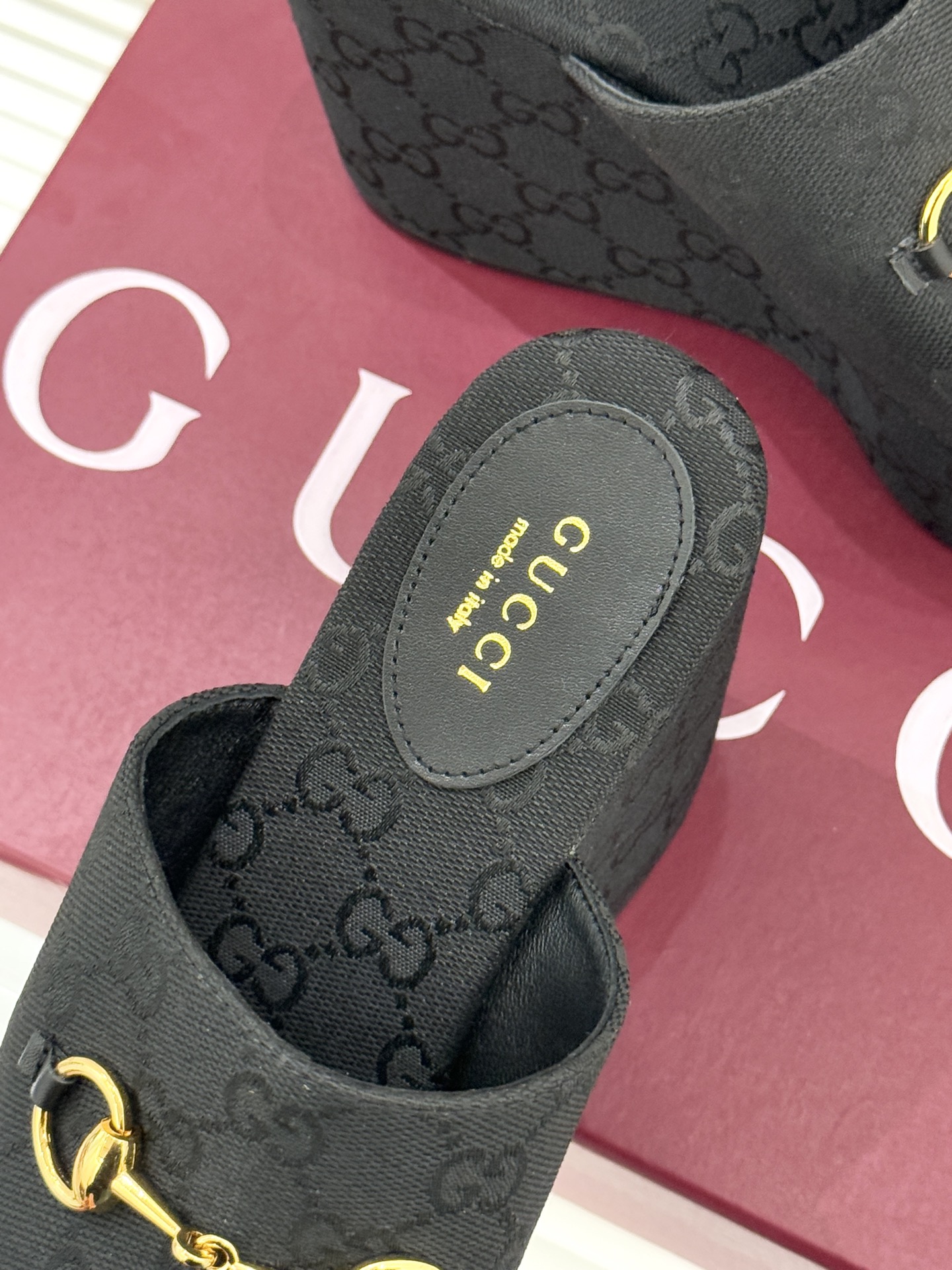 Gucci/古驰26WF新品马衔扣厚底坡跟鱼嘴拖鞋以马术基因碰撞夏日松弛感。标志性浅金马衔扣缀于鞋身复刻