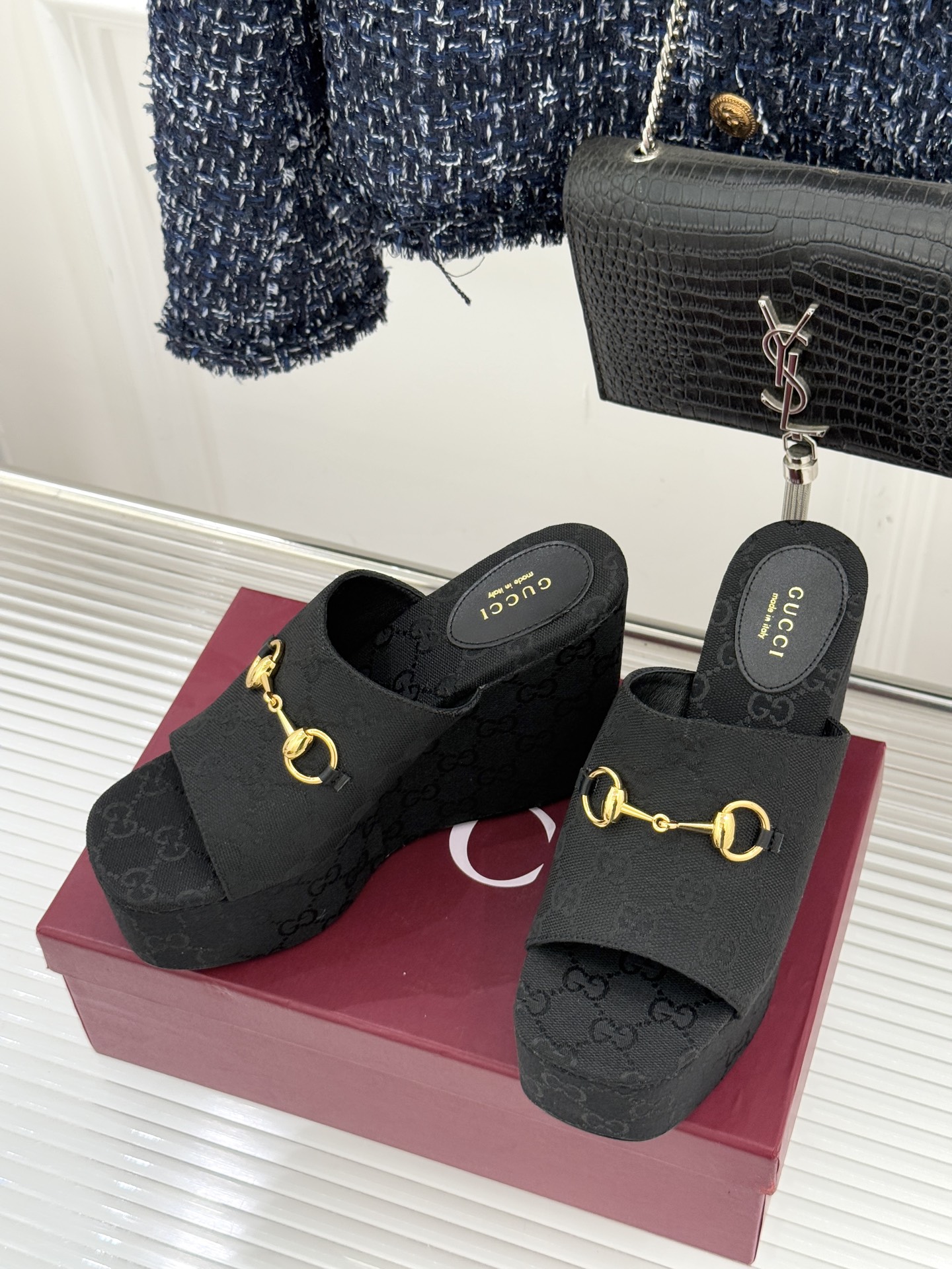 Gucci/古驰26WF新品马衔扣厚底坡跟鱼嘴拖鞋以马术基因碰撞夏日松弛感。标志性浅金马衔扣缀于鞋身复刻