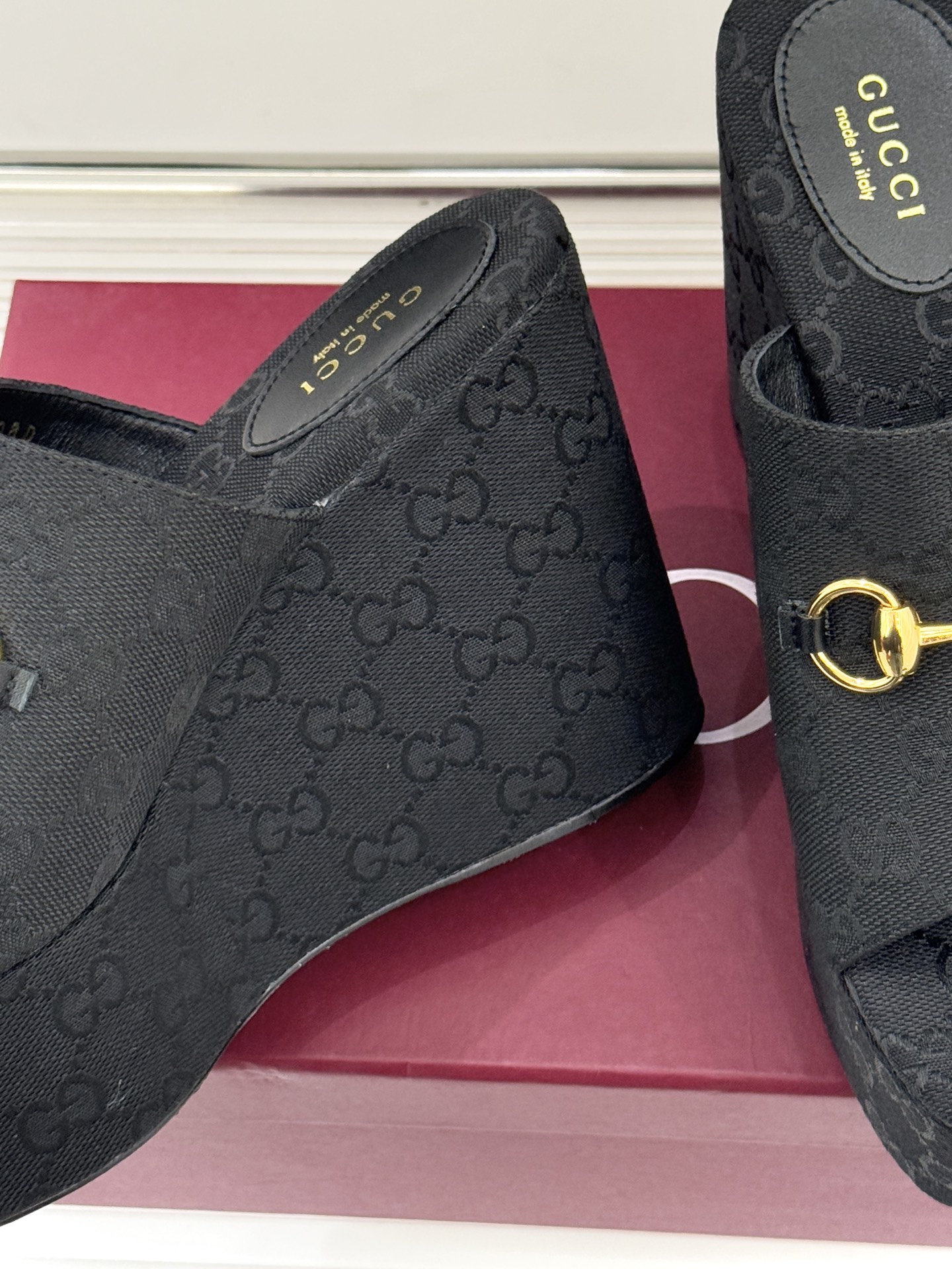 Gucci/古驰26WF新品马衔扣厚底坡跟鱼嘴拖鞋以马术基因碰撞夏日松弛感。标志性浅金马衔扣缀于鞋身复刻