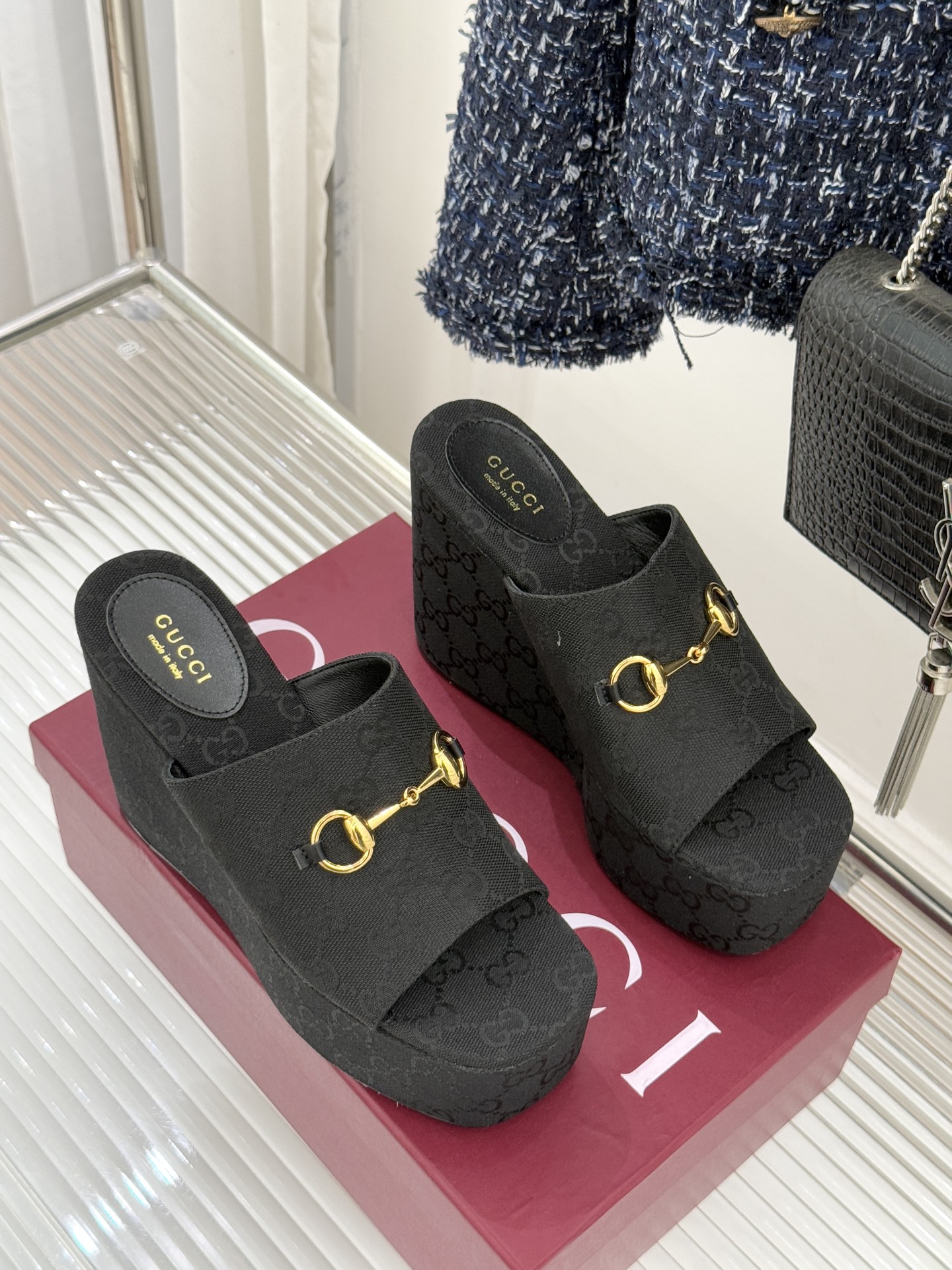 Gucci/古驰26WF新品马衔扣厚底坡跟鱼嘴拖鞋以马术基因碰撞夏日松弛感。标志性浅金马衔扣缀于鞋身复刻