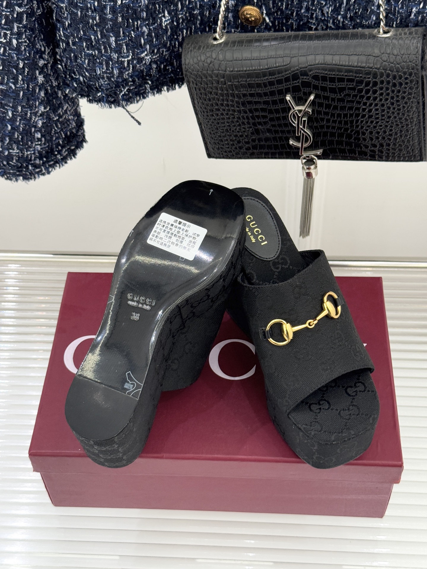 Gucci/古驰26WF新品马衔扣厚底坡跟鱼嘴拖鞋以马术基因碰撞夏日松弛感。标志性浅金马衔扣缀于鞋身复刻