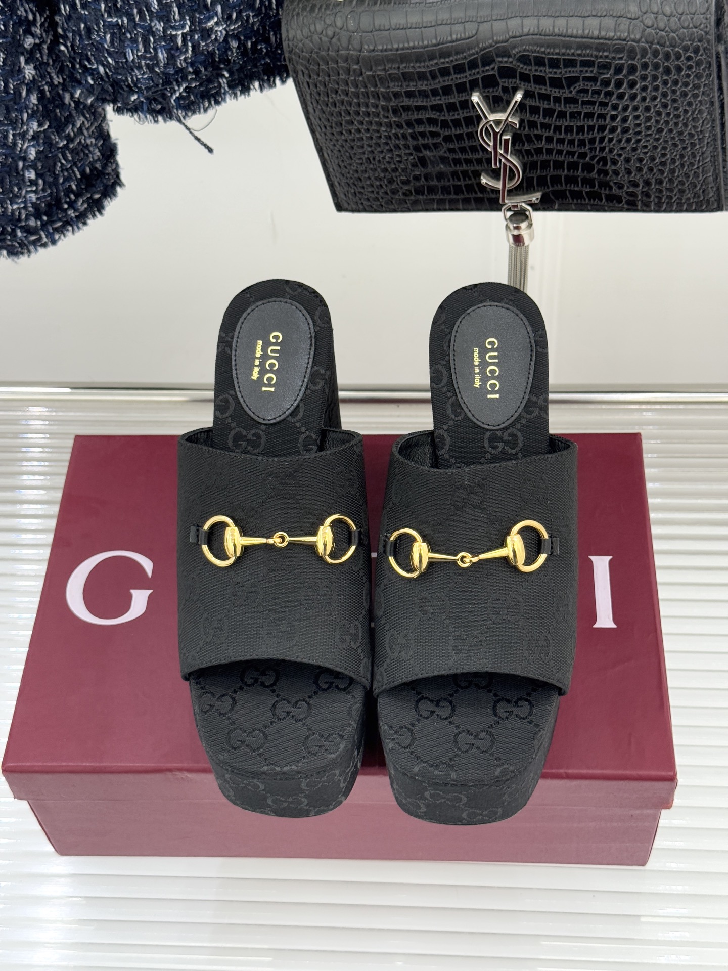 Gucci/古驰26WF新品马衔扣厚底坡跟鱼嘴拖鞋以马术基因碰撞夏日松弛感。标志性浅金马衔扣缀于鞋身复刻