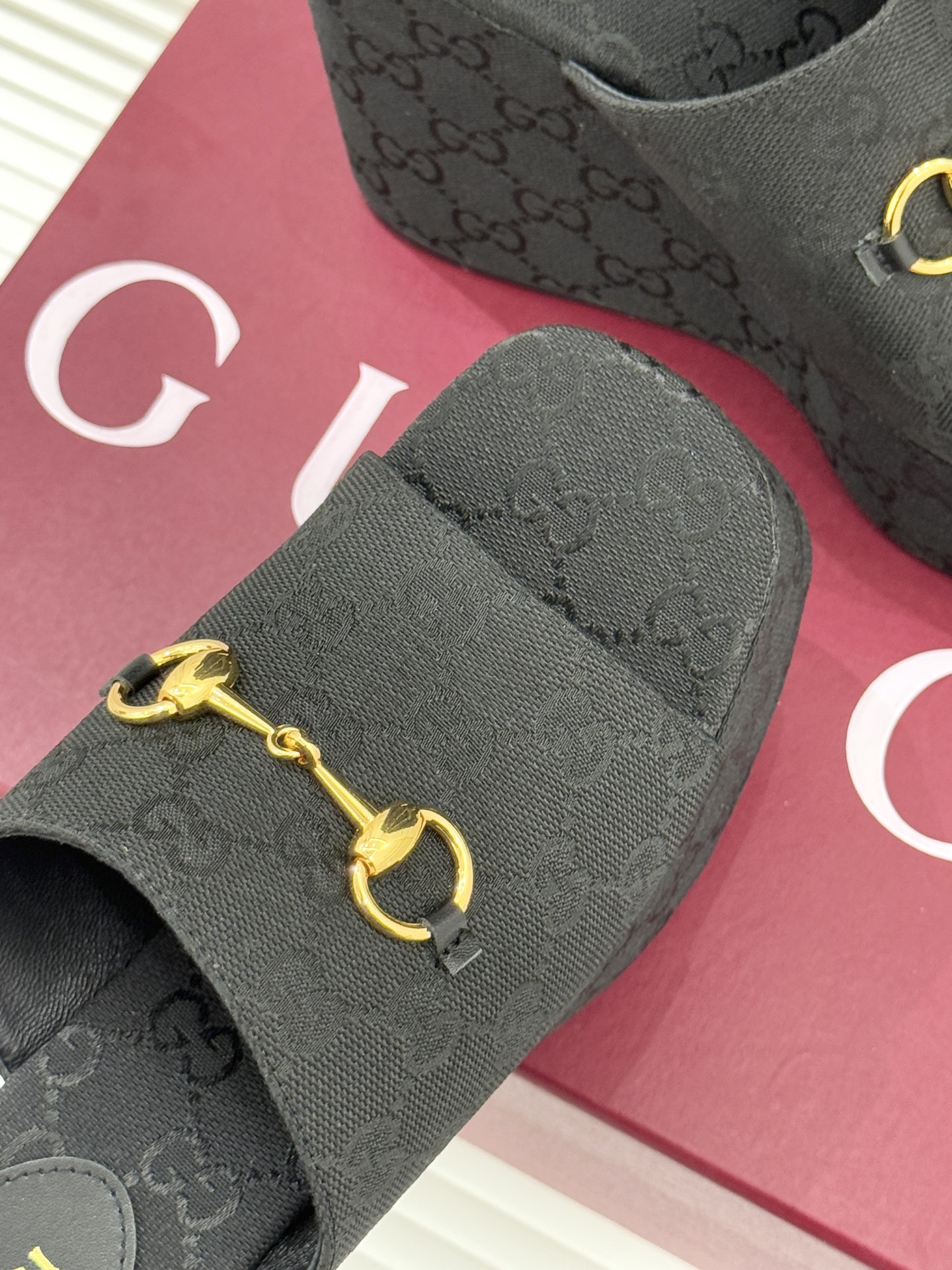 Gucci/古驰26WF新品马衔扣厚底坡跟鱼嘴拖鞋以马术基因碰撞夏日松弛感。标志性浅金马衔扣缀于鞋身复刻