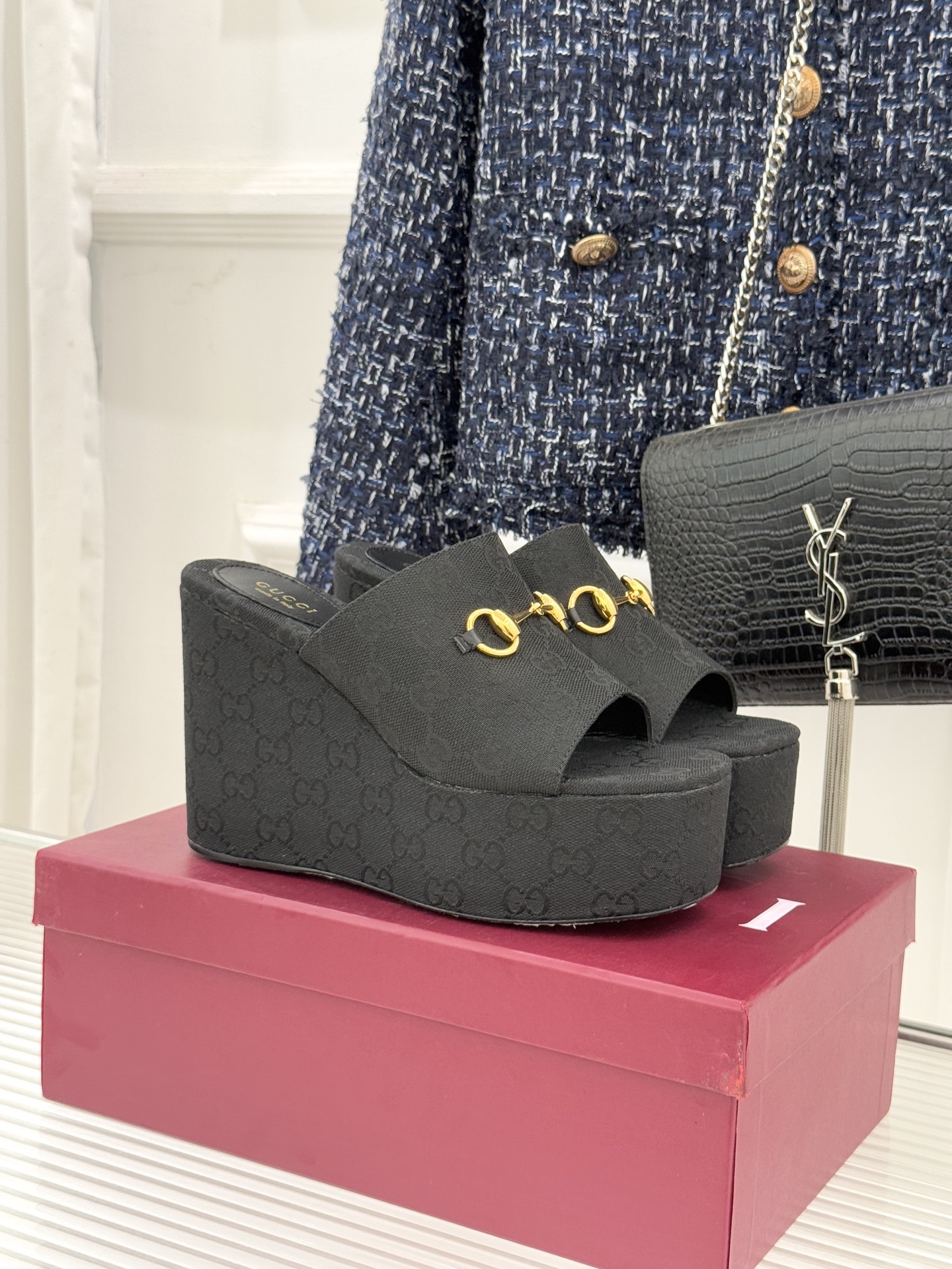 NO:721504,Gucci/Gucci 26WF new horsebit thick sole wedge fish mouth slippers combine equestrian genes to create a sense of summer relaxation. The iconic light gold horse bit is embellished on the shoe body to replicate the brand's classic recognition. The thick sole design forms a subtle balance between retro and modern. The fish mouth opening and exposed toes make you look slimmer and reveal a lazy and sexy look. The 10cm gold wedge heel + thick sole structure not only elongates the leg line to create the illusion of long legs, but also distributes the force through a reasonable slope.  You won’t get tired after walking for a long time. Whether it is commuter suit pants, casual denim or a holiday floral skirt, it can be seamlessly adapted, combining Italian luxury and summer comfort, becoming the finishing touch of low-key elegance in the look. The fabric is made of imported open-edge beaded cowhide, and the lining of the toes is sheepskin. Original molded custom foam outsole size 35-39 (customized at 40/41/42)  No. 90420260204,slippers,gucci,gucci,slippers,skirts,business suit,cowhide,sheepskin,gold19860909Gucci/古驰26WF新品马衔扣厚底 坡跟鱼嘴拖鞋 以马术基因碰撞夏日松弛感. 标志性浅金马衔扣缀于鞋身 复刻品牌经典辨识度 与厚底设计形成复古与摩登的巧妙平衡. 鱼嘴开口露趾显瘦 流露慵懒性感. 10cm黄金坡跟+厚底结构 既拉长腿部线条打造大长腿视觉 又通过合理坡度分散受力 久走不累. 无论是通勤西装裤休闲牛仔装 还是度假碎花裙、皆能无缝适配 让意式奢华与夏日舒适兼得 成为造型中低调显贵的点睛之笔. 面料采用进口开边珠牛皮 内里踮脚均为羊皮 原版开模定制发泡大底 size35-39（40/41/42定制） 编号90420260204,拖鞋,gucci,gucci,slippers,skirts,business suit,cowhide,sheepskin,gold,Women's Shoes