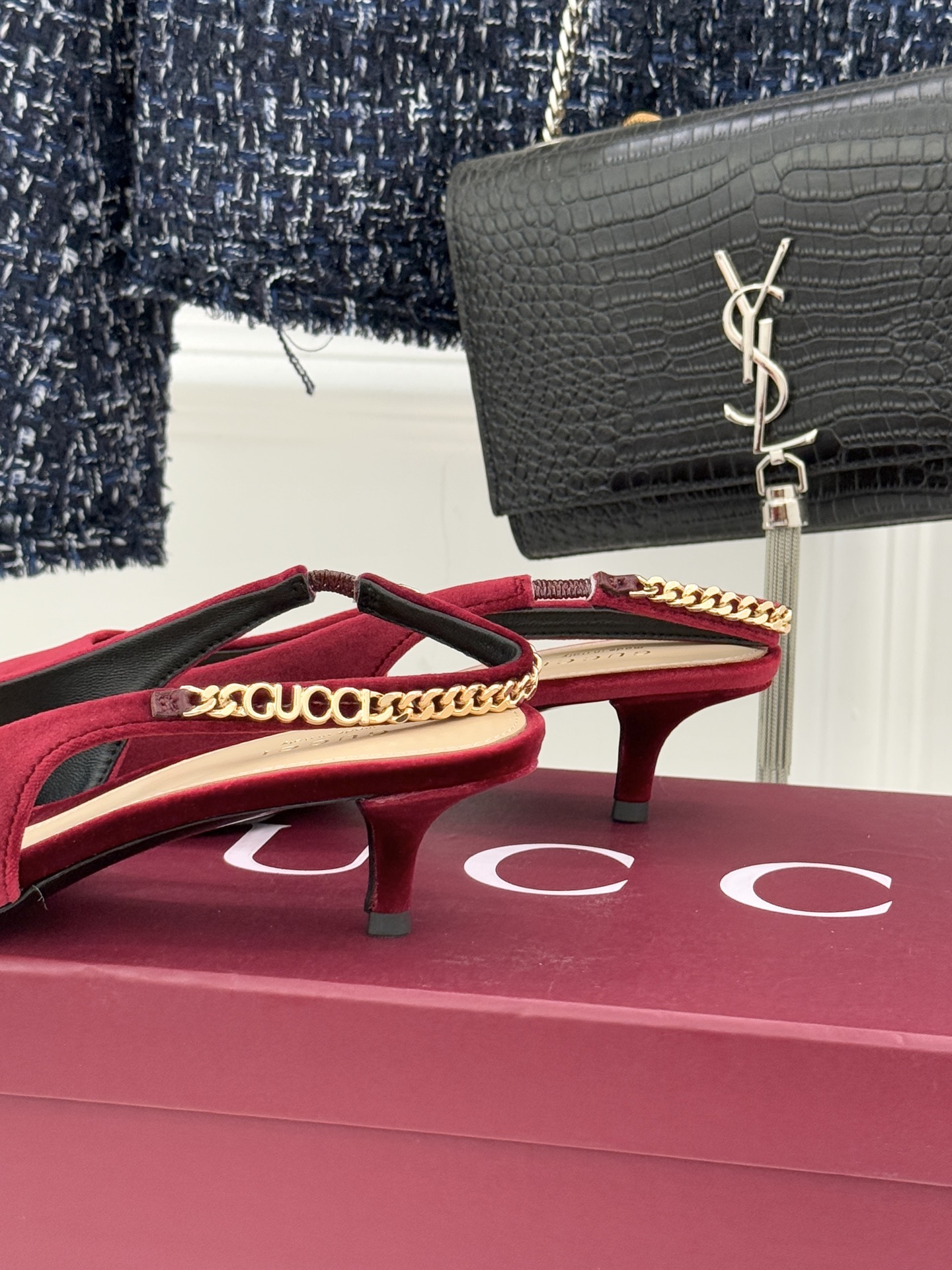 Gucci/古驰经典尖头后绕带金属链条丝绒后空高跟凉鞋以丝绒肌理碰撞品牌基因演绎意式奢华浪漫。随光影流动