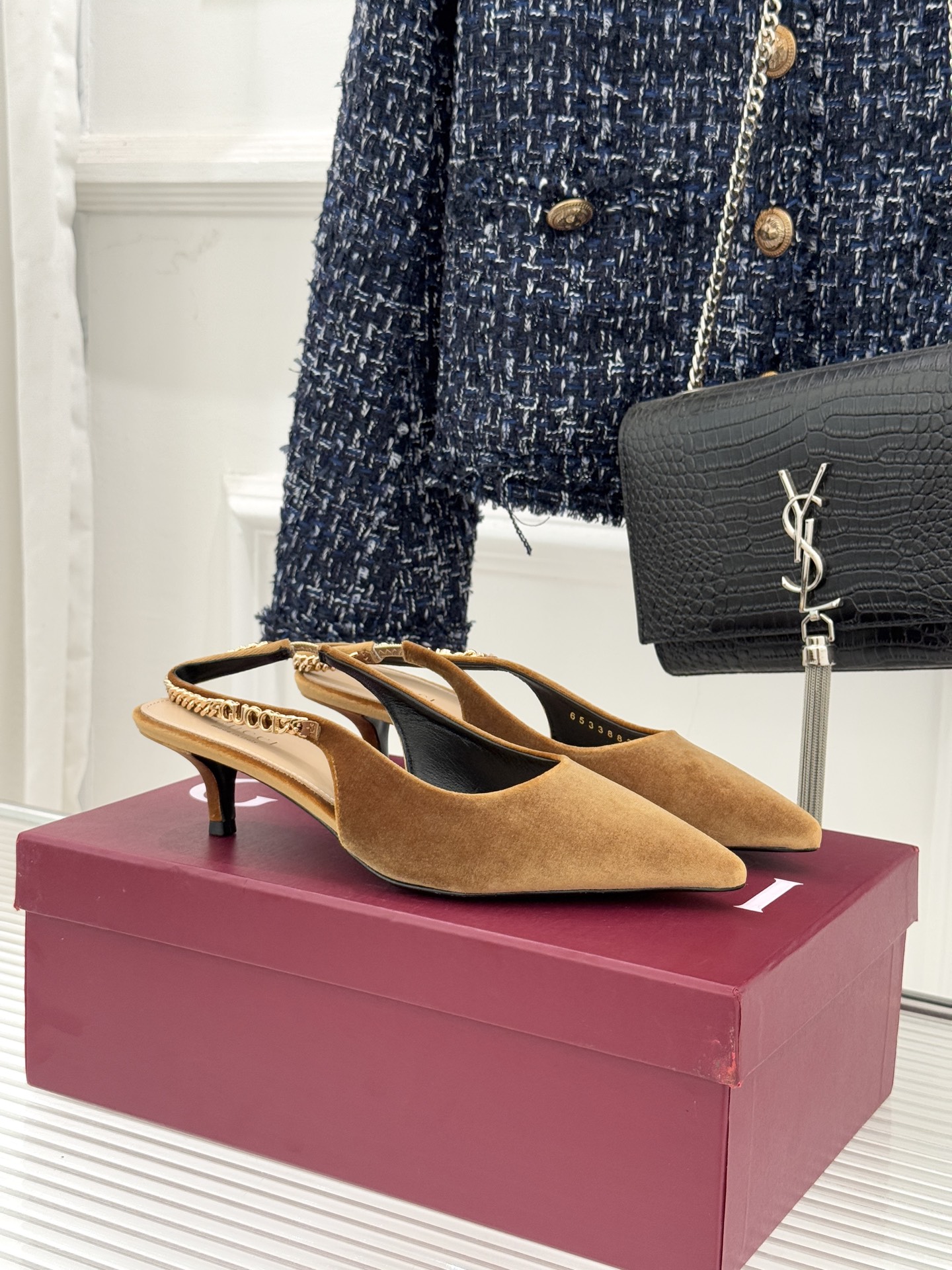 Gucci/古驰经典尖头后绕带金属链条丝绒后空高跟凉鞋以丝绒肌理碰撞品牌基因演绎意式奢华浪漫。随光影流动