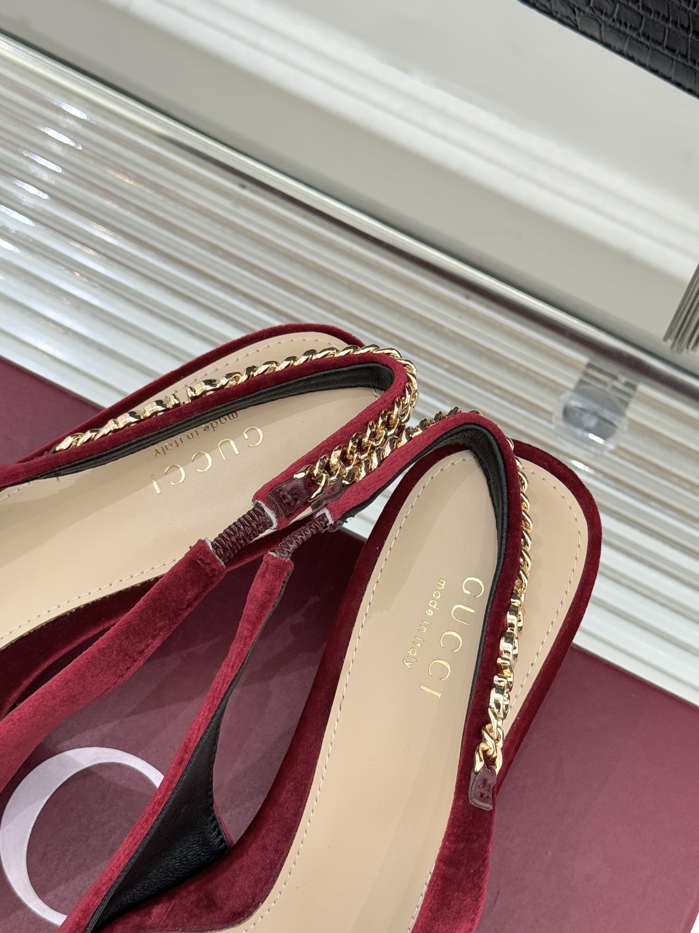 Gucci/古驰经典尖头后绕带金属链条丝绒后空高跟凉鞋以丝绒肌理碰撞品牌基因演绎意式奢华浪漫。随光影流动