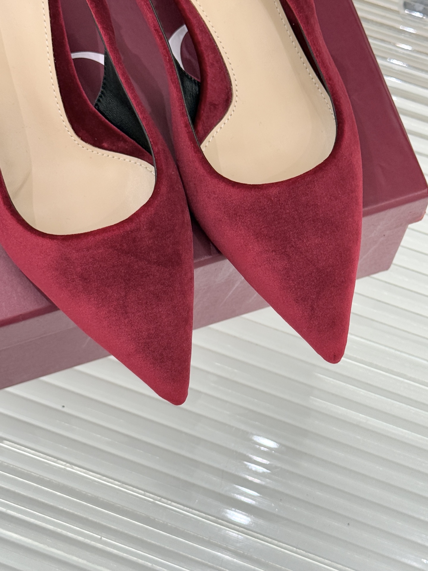 Gucci/古驰经典尖头后绕带金属链条丝绒后空高跟凉鞋以丝绒肌理碰撞品牌基因演绎意式奢华浪漫。随光影流动