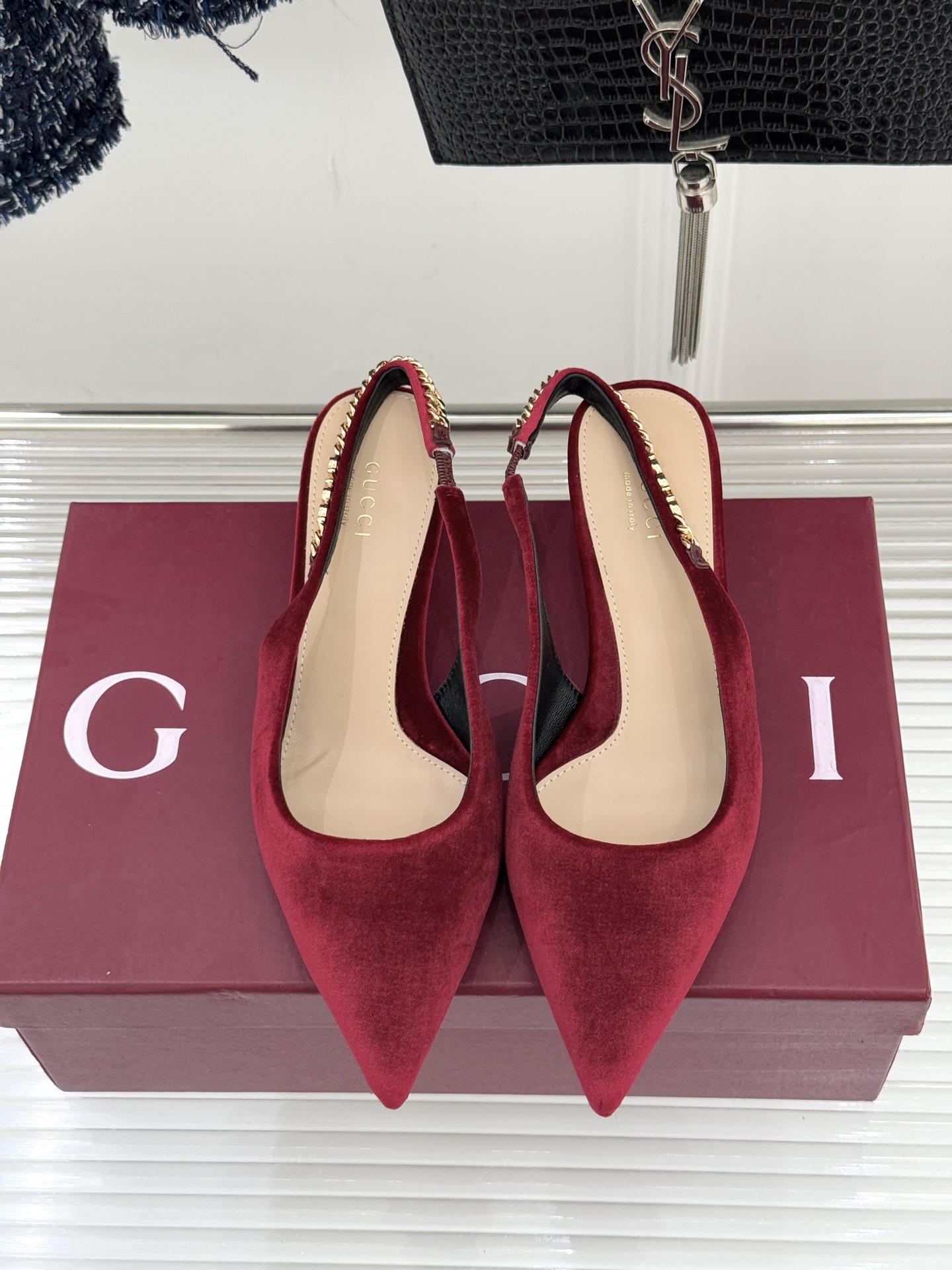 Gucci/古驰经典尖头后绕带金属链条丝绒后空高跟凉鞋以丝绒肌理碰撞品牌基因演绎意式奢华浪漫。随光影流动