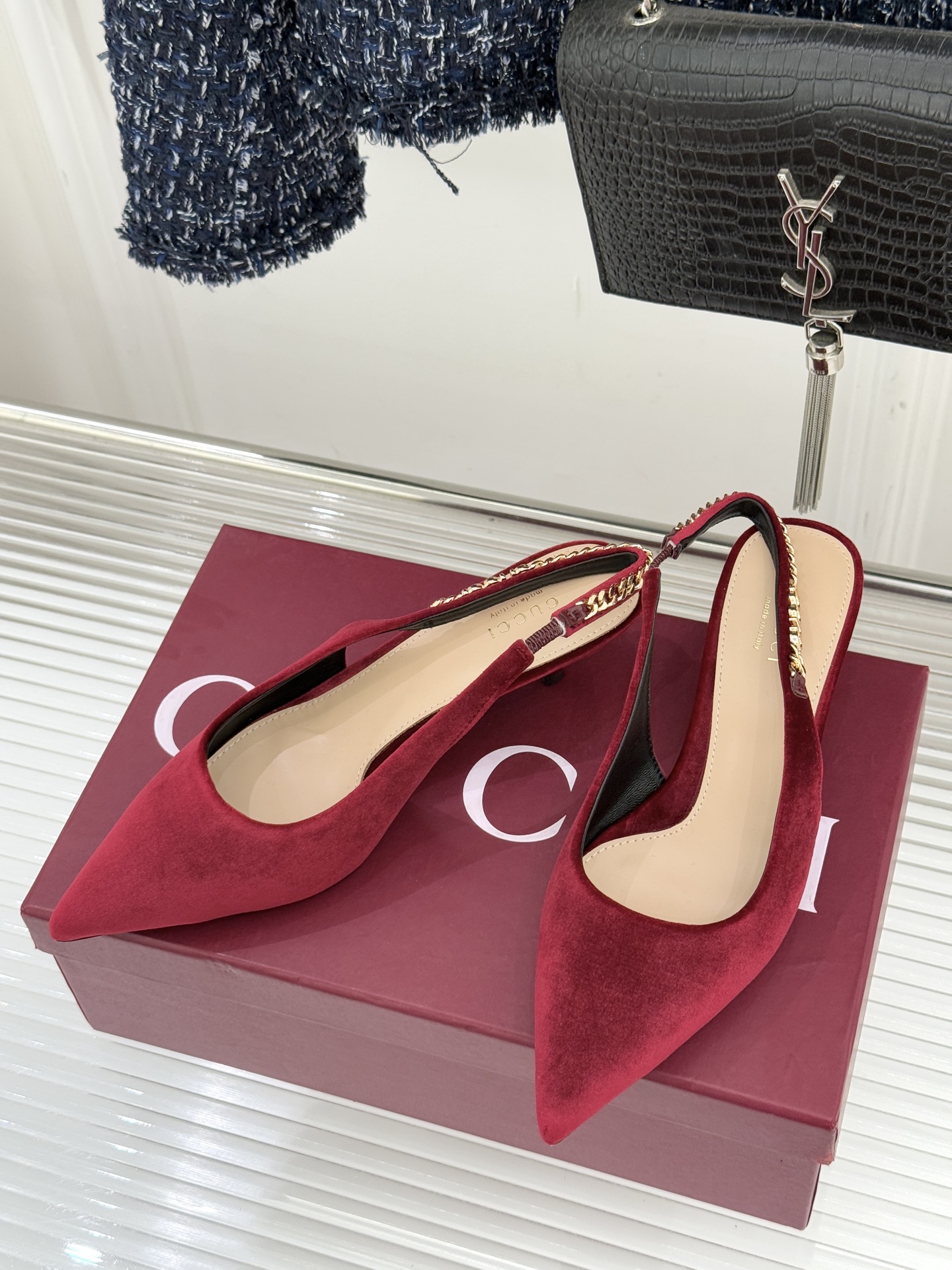 Gucci/古驰经典尖头后绕带金属链条丝绒后空高跟凉鞋以丝绒肌理碰撞品牌基因演绎意式奢华浪漫。随光影流动