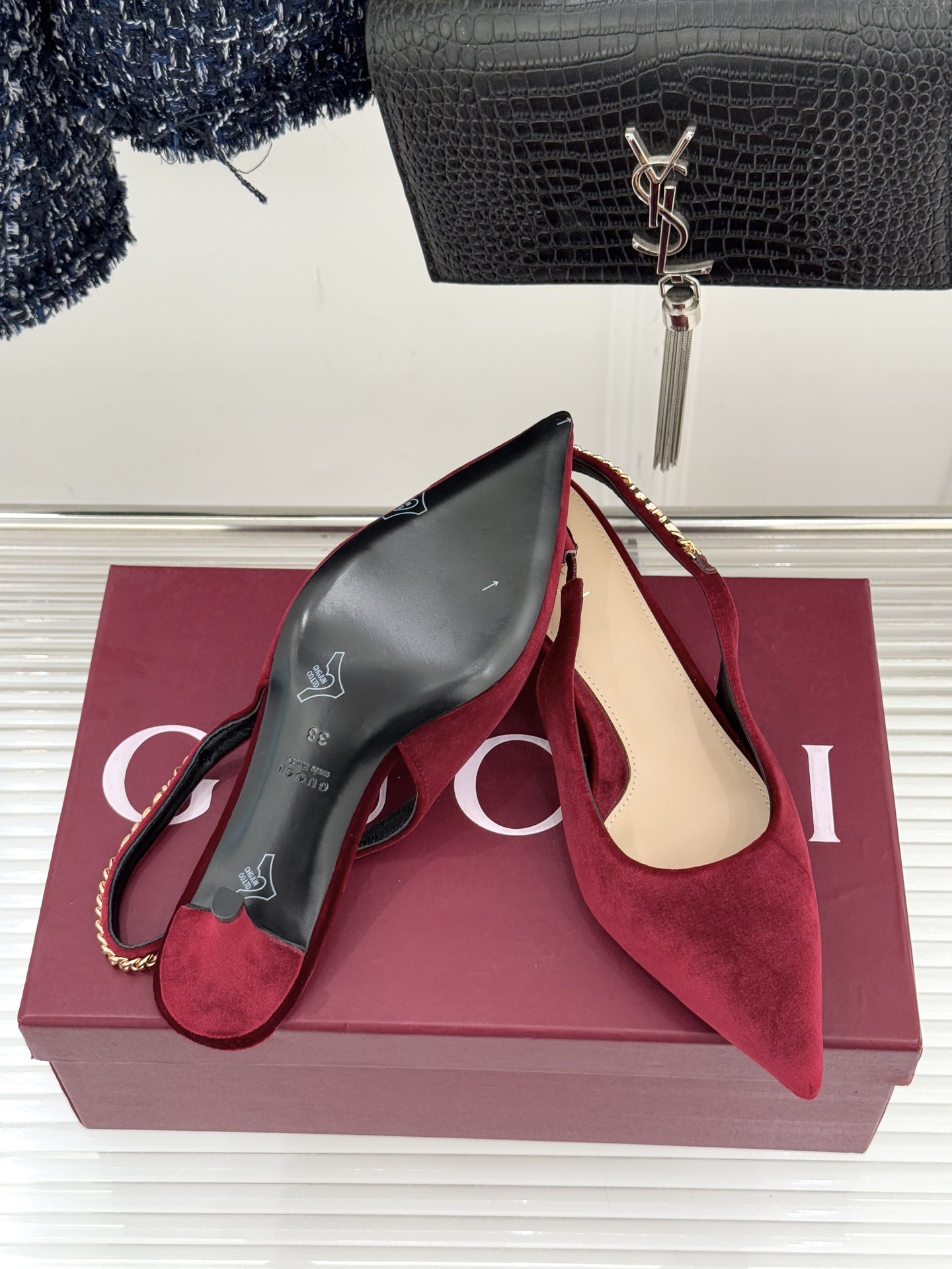 Gucci/古驰经典尖头后绕带金属链条丝绒后空高跟凉鞋以丝绒肌理碰撞品牌基因演绎意式奢华浪漫。随光影流动