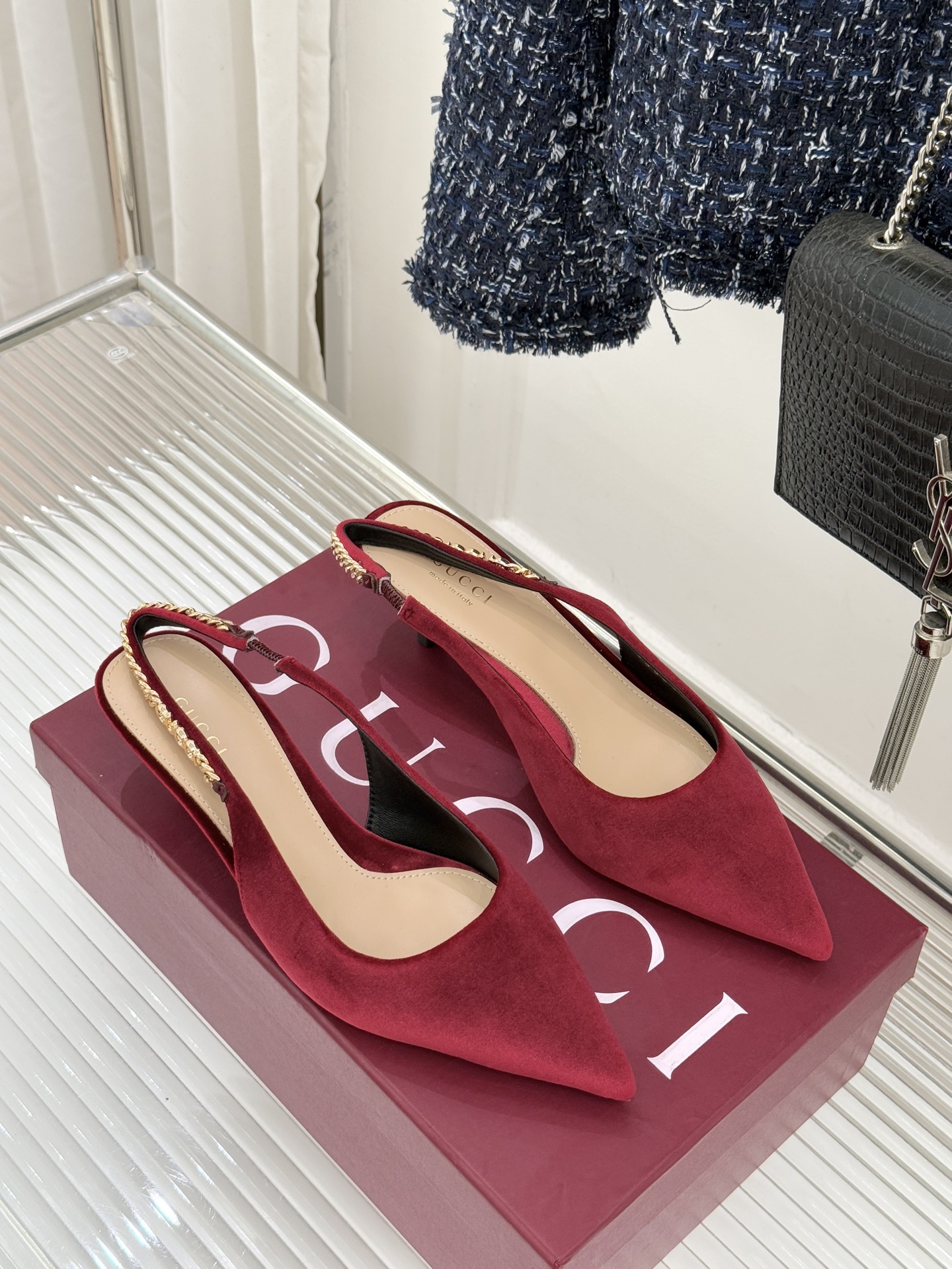 Gucci/古驰经典尖头后绕带金属链条丝绒后空高跟凉鞋以丝绒肌理碰撞品牌基因演绎意式奢华浪漫。随光影流动