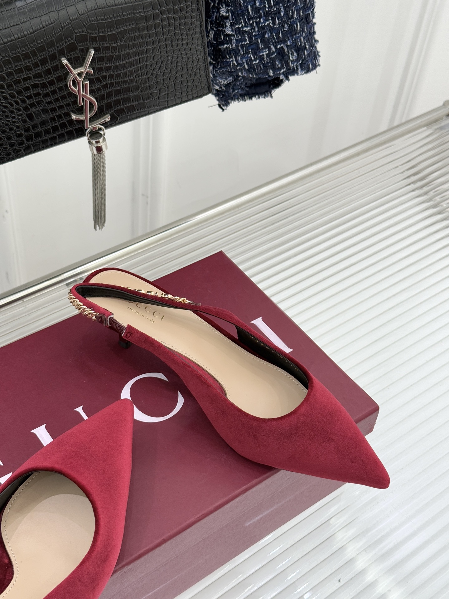 Gucci/古驰经典尖头后绕带金属链条丝绒后空高跟凉鞋以丝绒肌理碰撞品牌基因演绎意式奢华浪漫。随光影流动