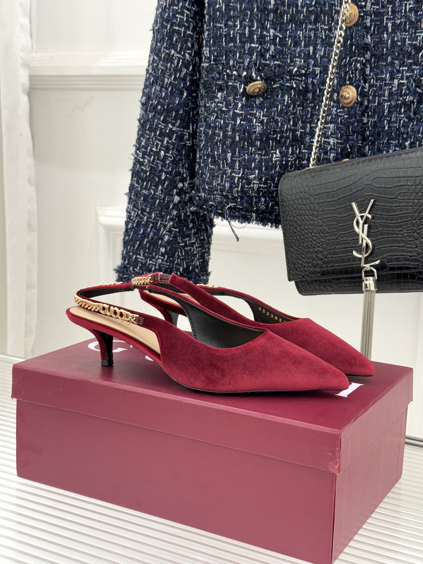 Gucci/古驰经典尖头后绕带金属链条丝绒后空高跟凉鞋以丝绒肌理碰撞品牌基因演绎意式奢华浪漫。随光影流动