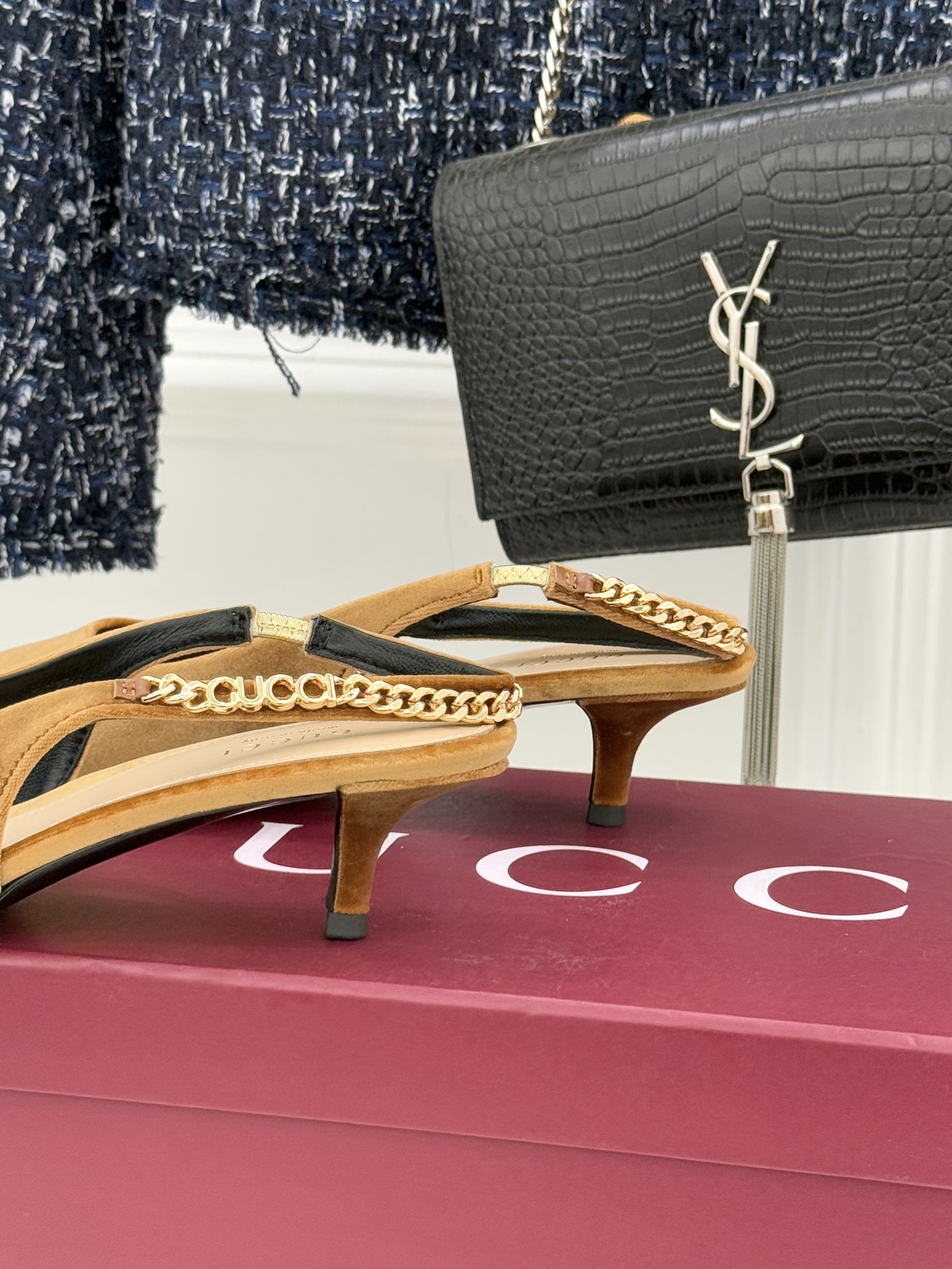 Gucci/古驰经典尖头后绕带金属链条丝绒后空高跟凉鞋以丝绒肌理碰撞品牌基因演绎意式奢华浪漫。随光影流动