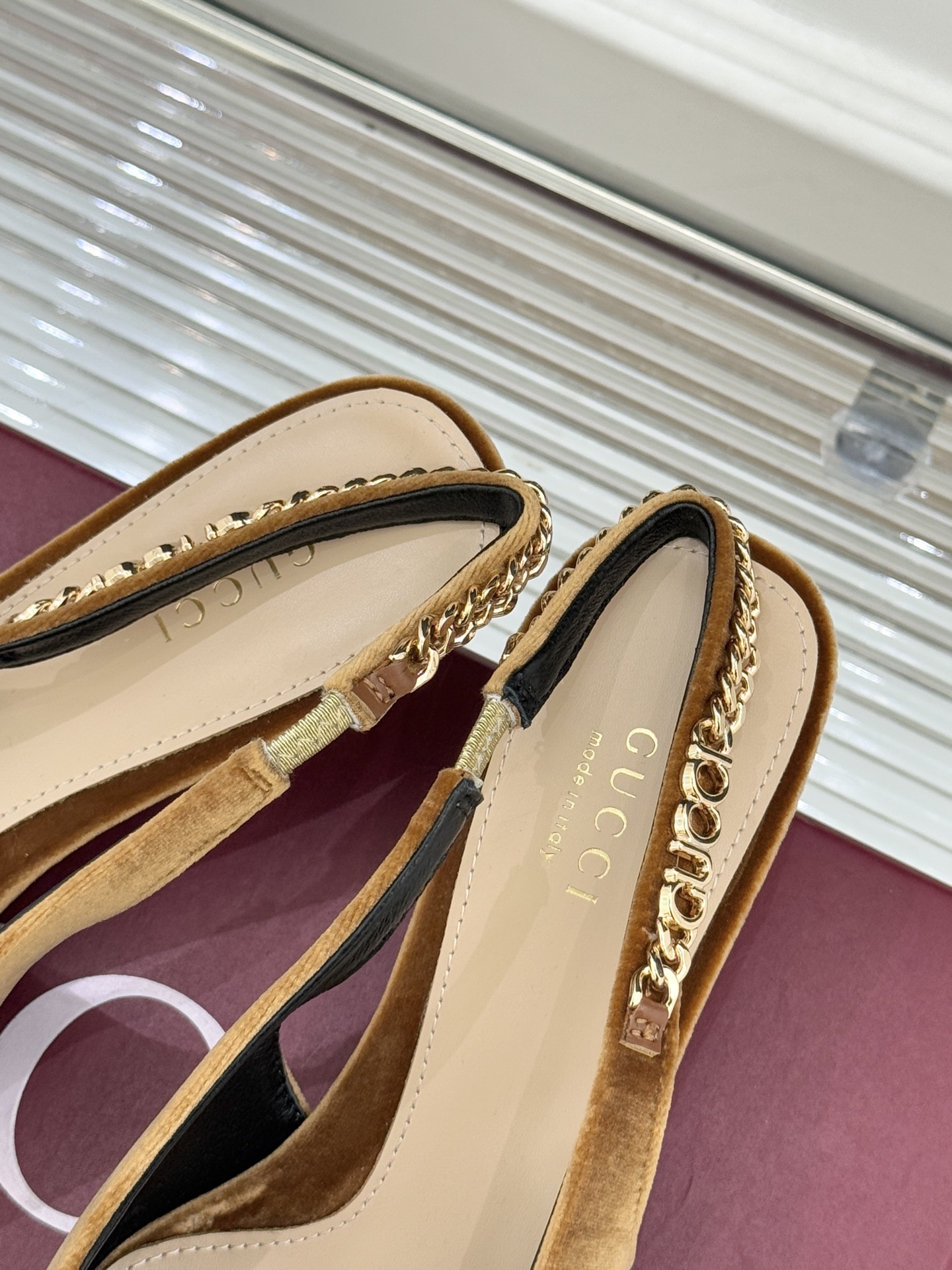 Gucci/古驰经典尖头后绕带金属链条丝绒后空高跟凉鞋以丝绒肌理碰撞品牌基因演绎意式奢华浪漫。随光影流动