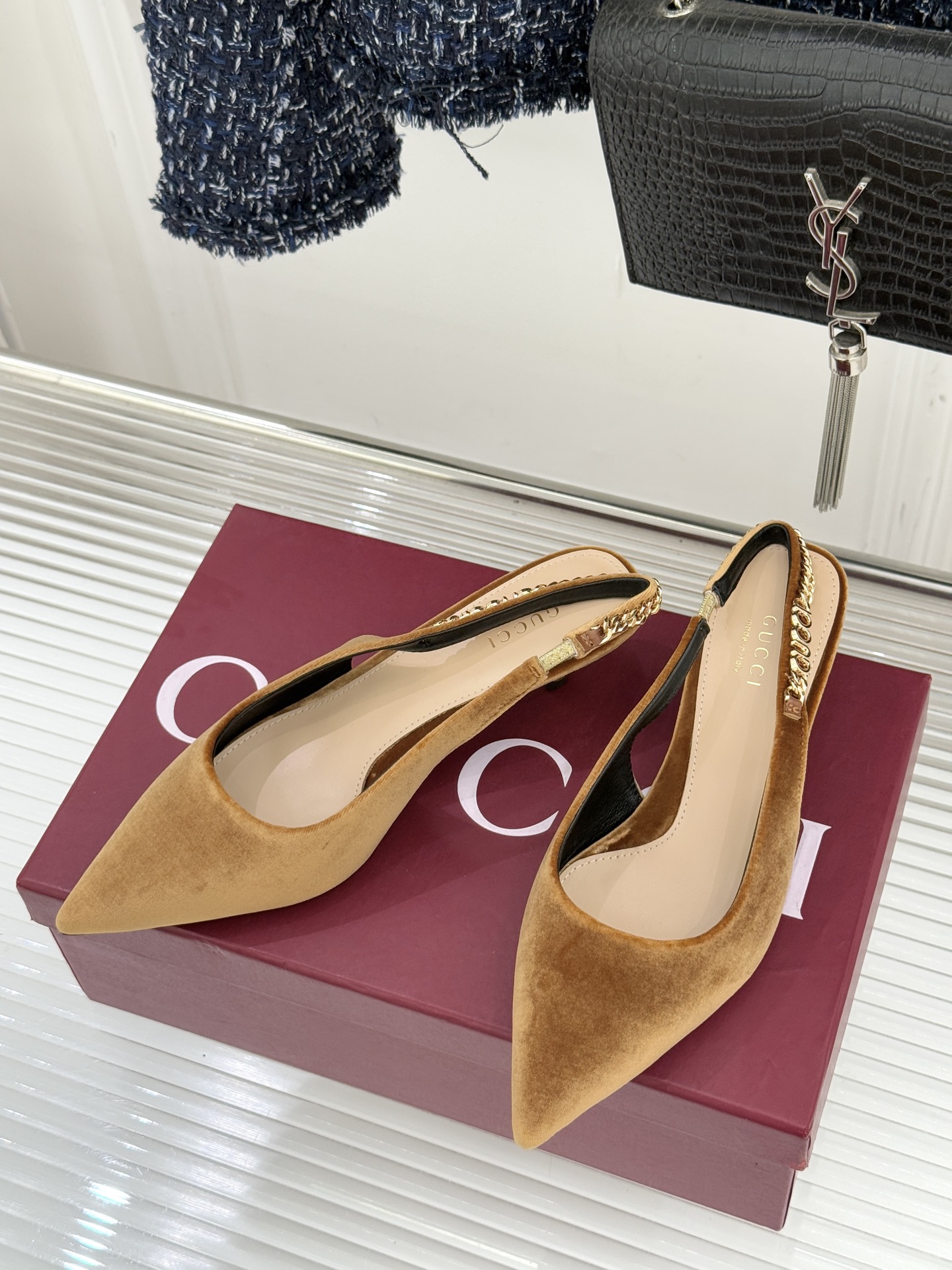 Gucci/古驰经典尖头后绕带金属链条丝绒后空高跟凉鞋以丝绒肌理碰撞品牌基因演绎意式奢华浪漫。随光影流动