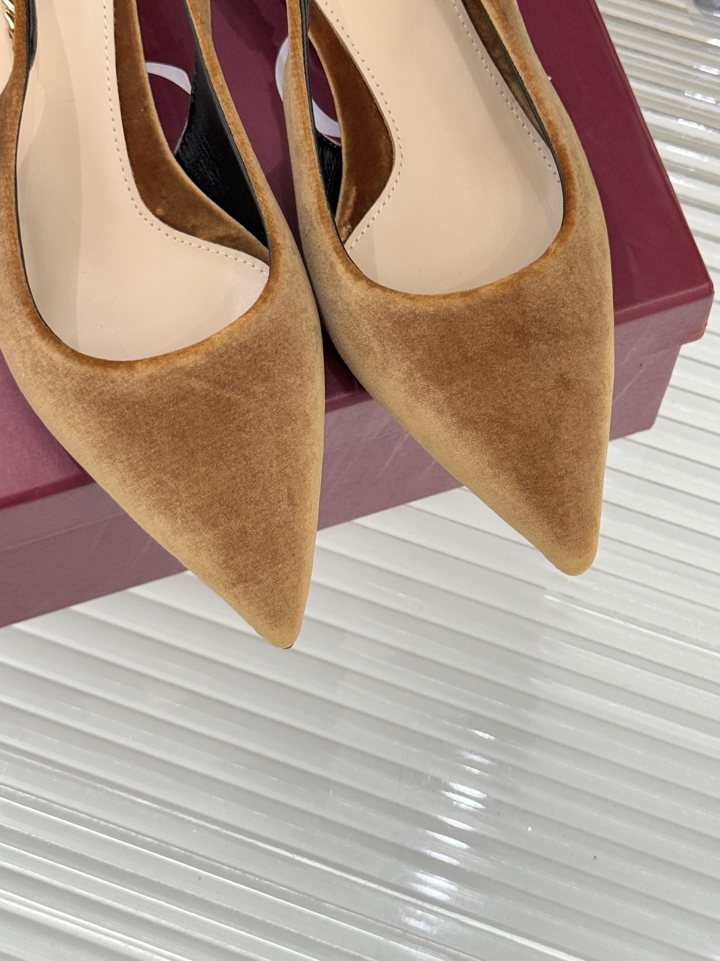 Gucci/古驰经典尖头后绕带金属链条丝绒后空高跟凉鞋以丝绒肌理碰撞品牌基因演绎意式奢华浪漫。随光影流动