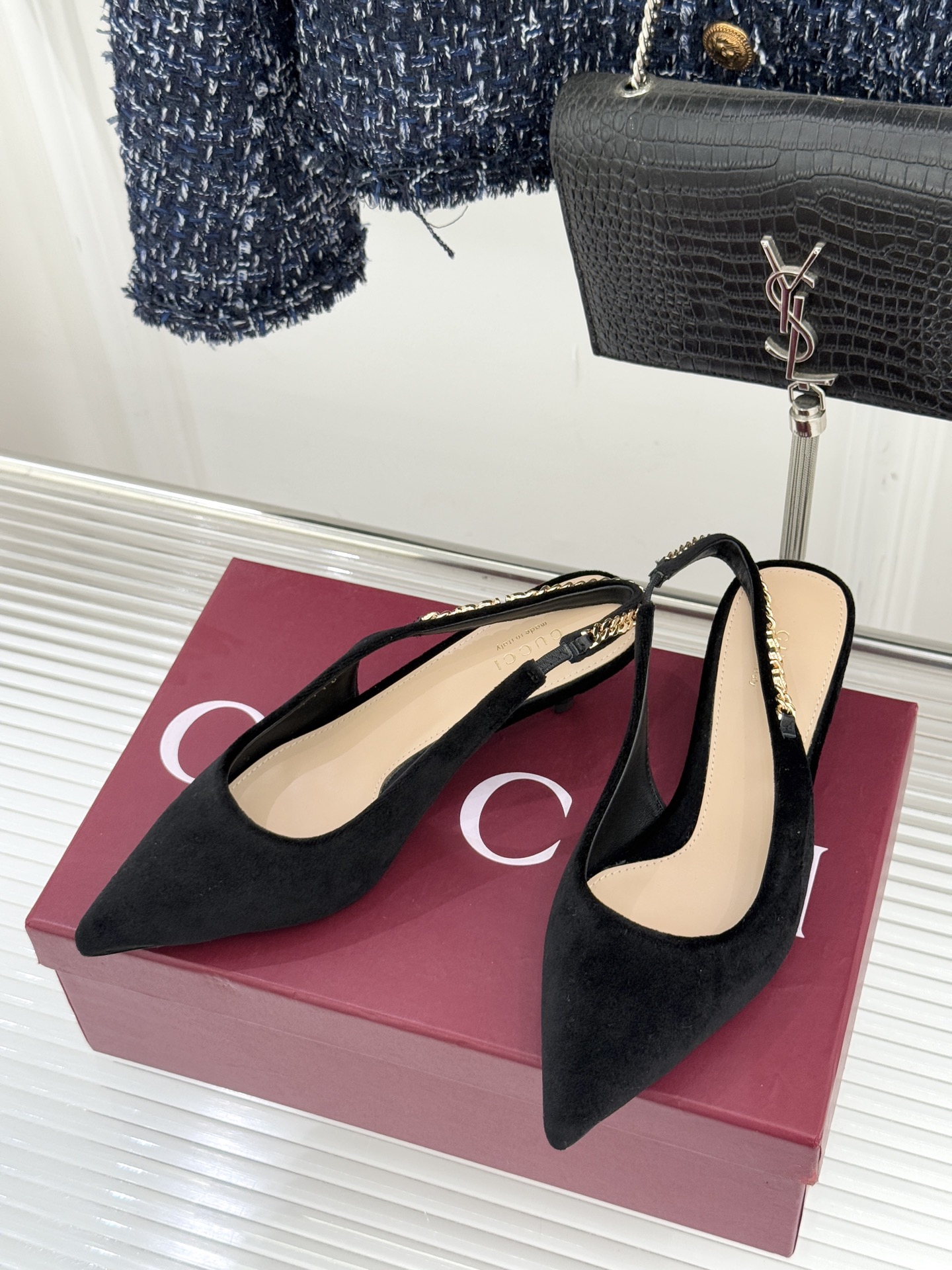 Gucci/古驰经典尖头后绕带金属链条丝绒后空高跟凉鞋以丝绒肌理碰撞品牌基因演绎意式奢华浪漫。随光影流动