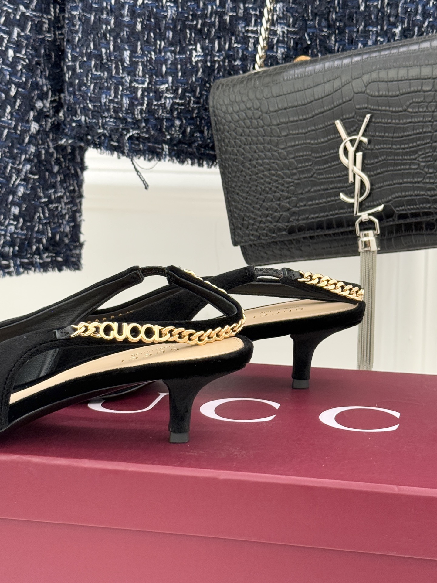 Gucci/古驰经典尖头后绕带金属链条丝绒后空高跟凉鞋以丝绒肌理碰撞品牌基因演绎意式奢华浪漫。随光影流动