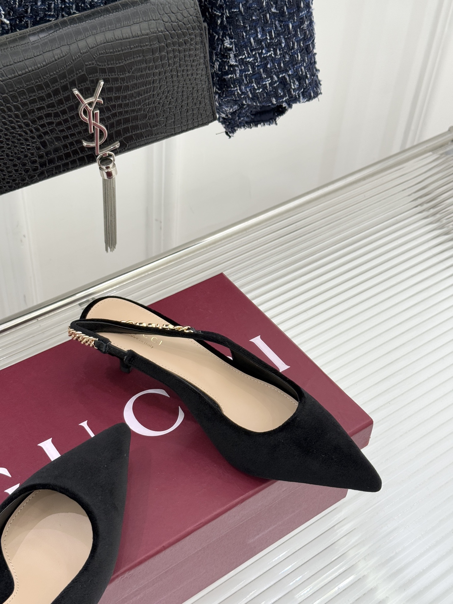 Gucci/古驰经典尖头后绕带金属链条丝绒后空高跟凉鞋以丝绒肌理碰撞品牌基因演绎意式奢华浪漫。随光影流动