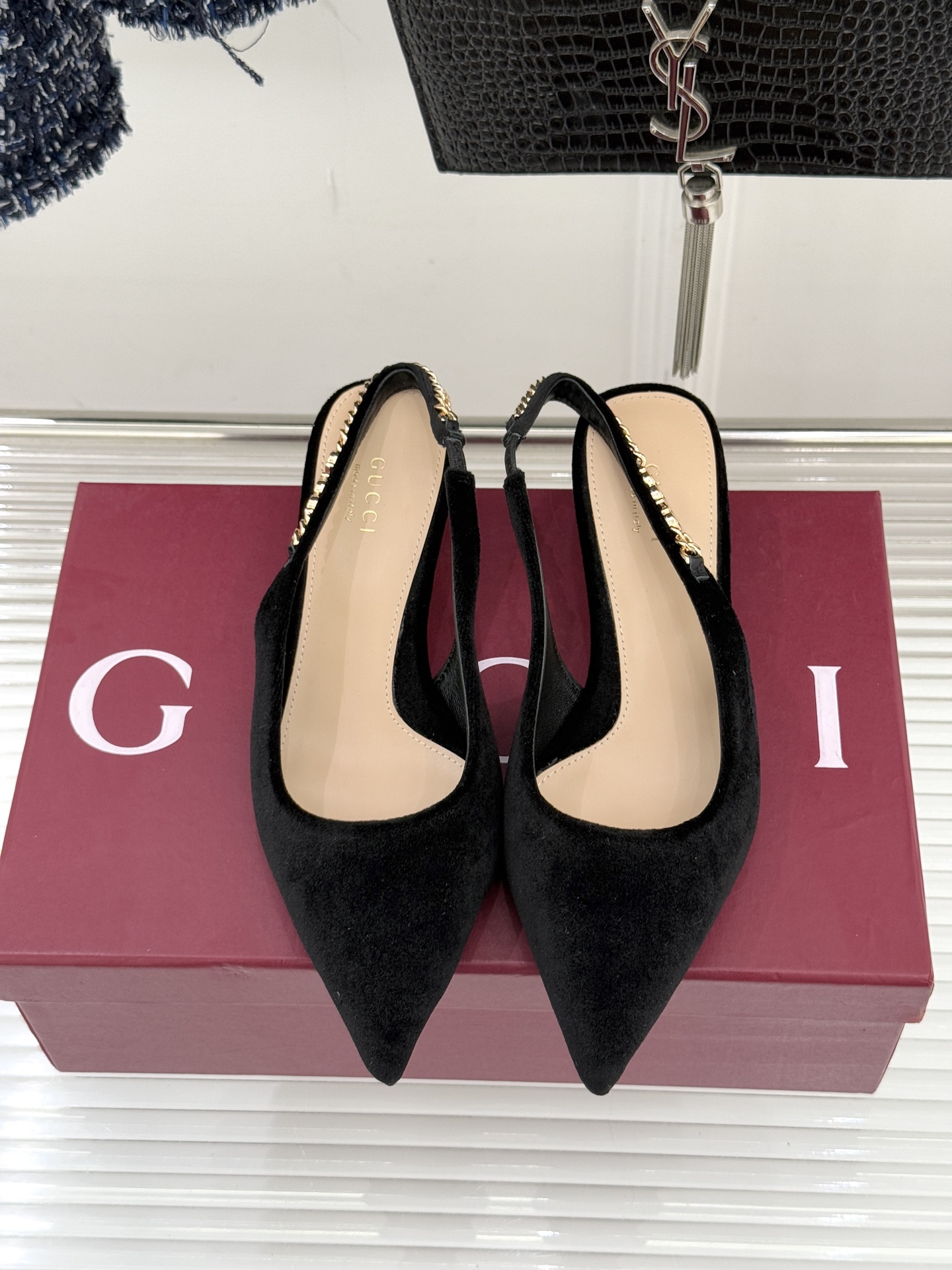 Gucci/古驰经典尖头后绕带金属链条丝绒后空高跟凉鞋以丝绒肌理碰撞品牌基因演绎意式奢华浪漫。随光影流动