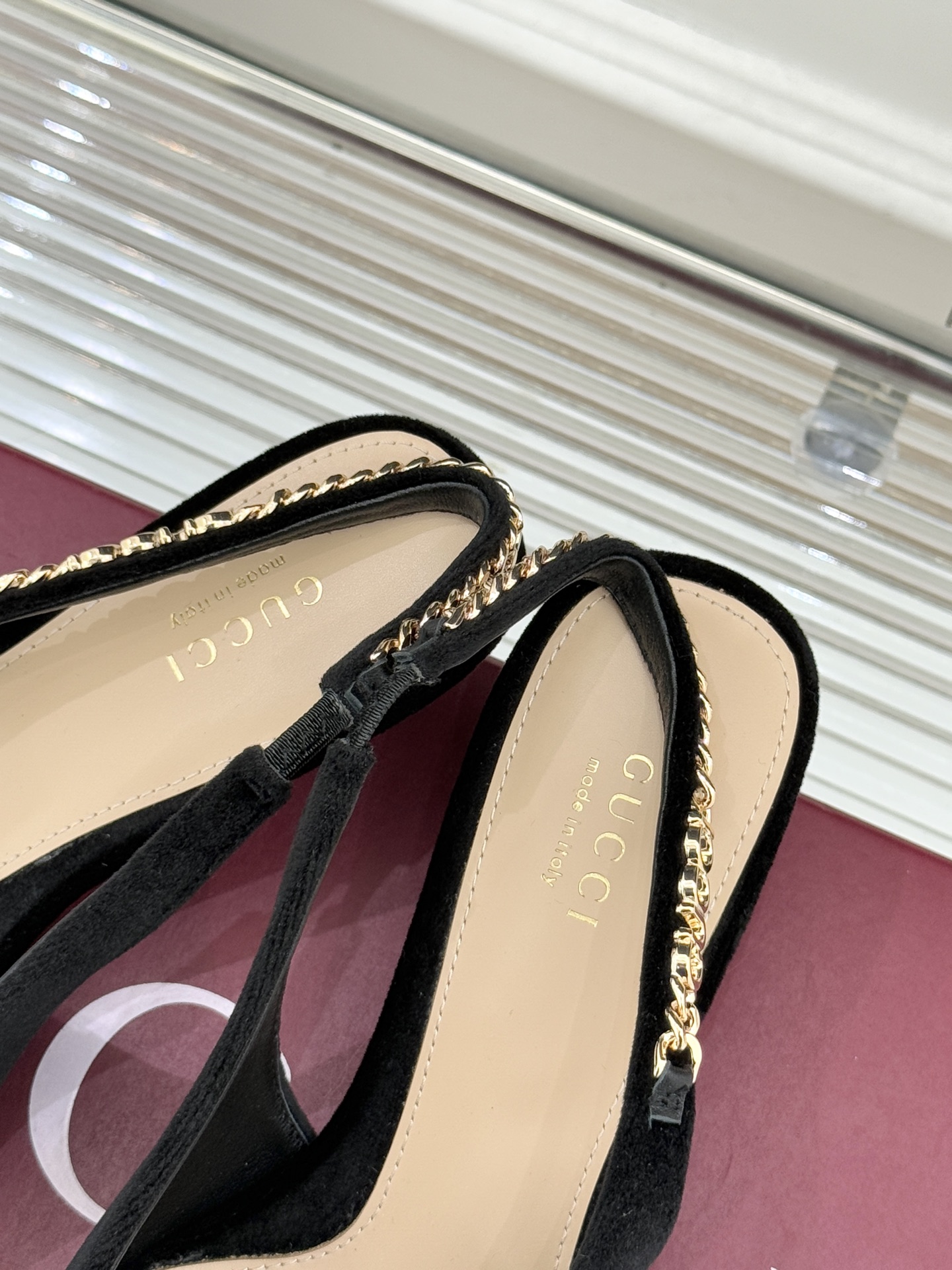 Gucci/古驰经典尖头后绕带金属链条丝绒后空高跟凉鞋以丝绒肌理碰撞品牌基因演绎意式奢华浪漫。随光影流动