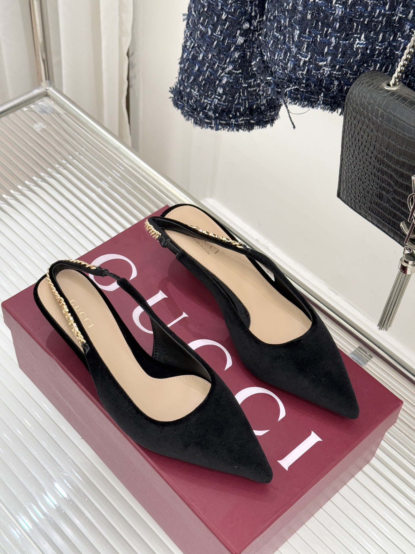 Gucci/古驰经典尖头后绕带金属链条丝绒后空高跟凉鞋以丝绒肌理碰撞品牌基因演绎意式奢华浪漫。随光影流动