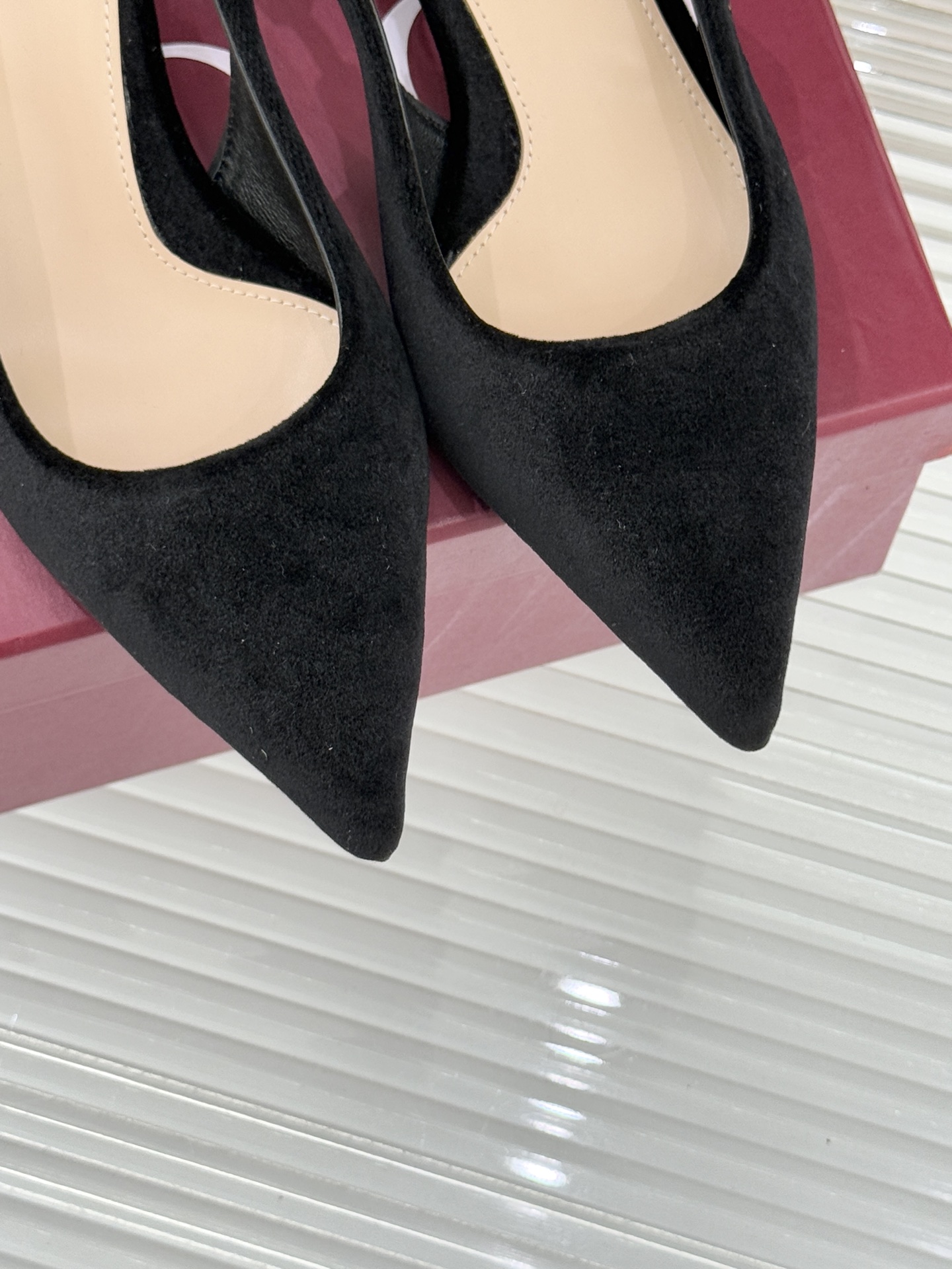 Gucci/古驰经典尖头后绕带金属链条丝绒后空高跟凉鞋以丝绒肌理碰撞品牌基因演绎意式奢华浪漫。随光影流动