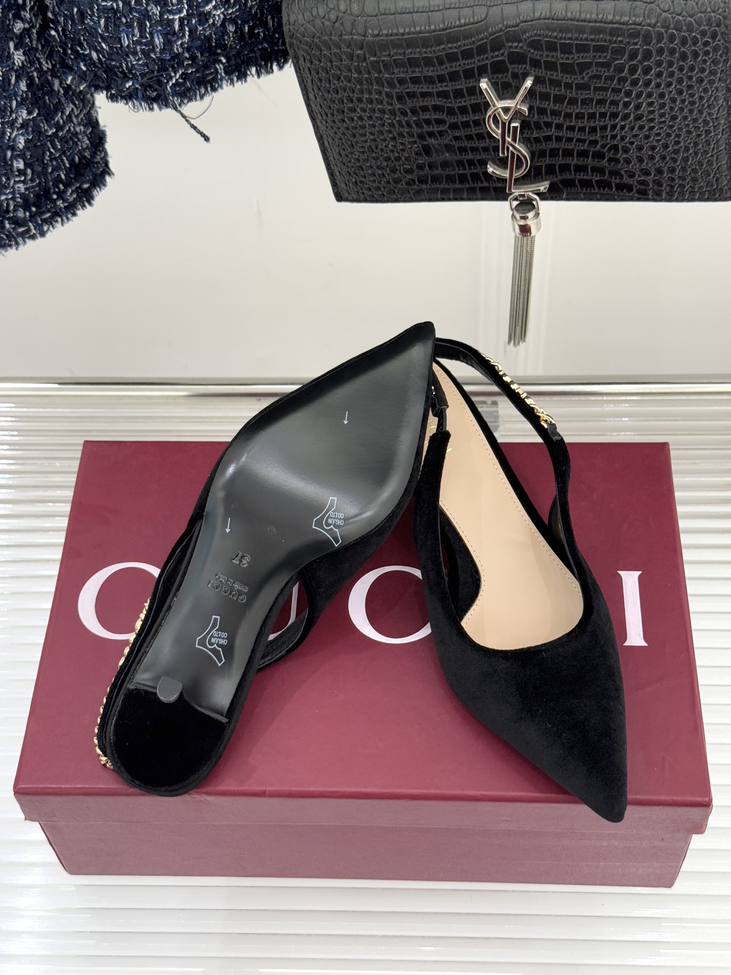 Gucci/古驰经典尖头后绕带金属链条丝绒后空高跟凉鞋以丝绒肌理碰撞品牌基因演绎意式奢华浪漫。随光影流动