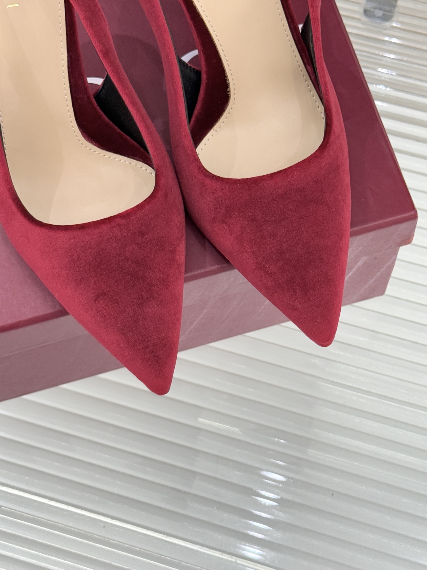 Gucci/古驰经典尖头后绕带金属链条丝绒后空高跟凉鞋以丝绒肌理碰撞品牌基因演绎意式奢华浪漫。随光影流动