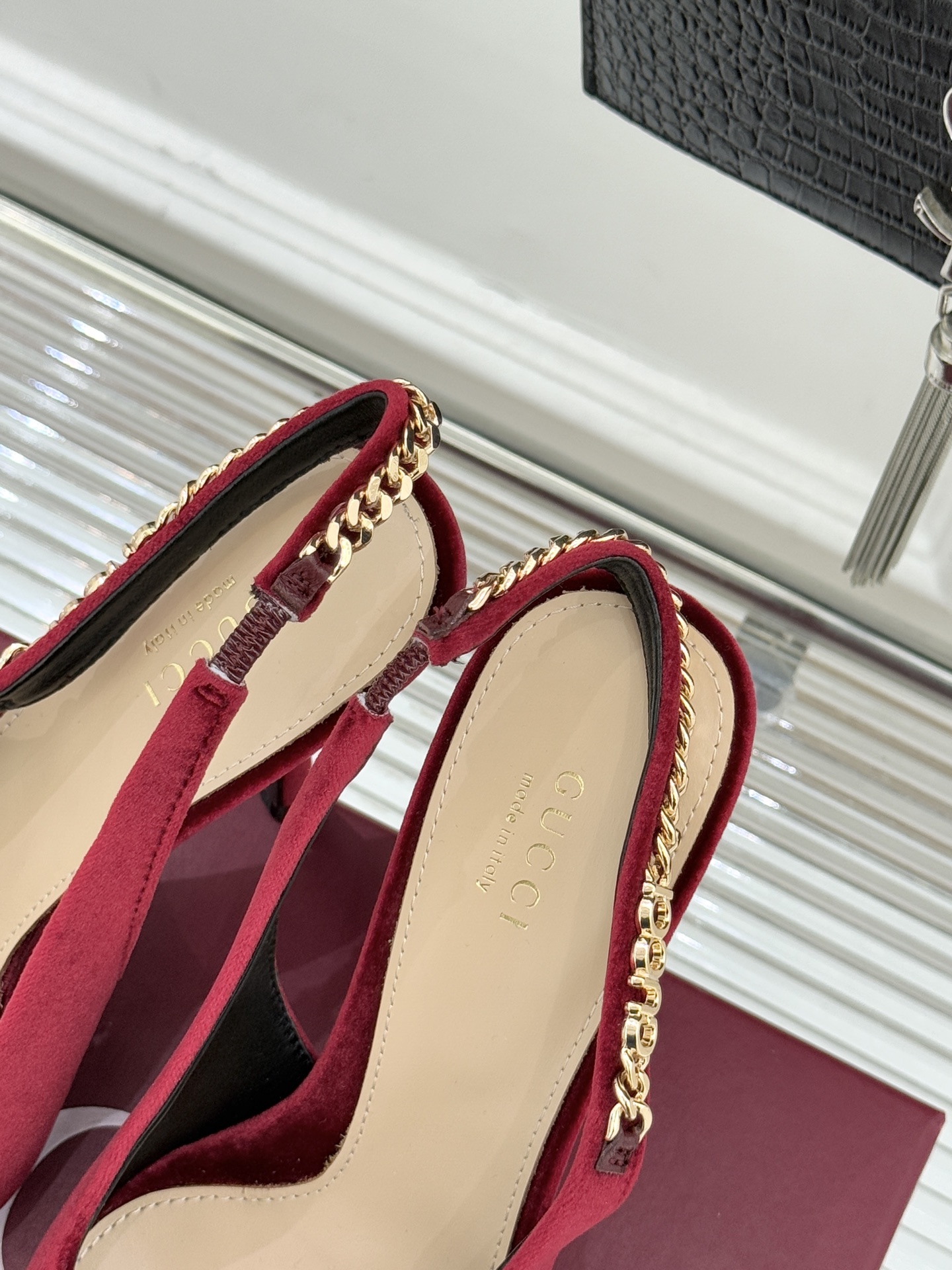 Gucci/古驰经典尖头后绕带金属链条丝绒后空高跟凉鞋以丝绒肌理碰撞品牌基因演绎意式奢华浪漫。随光影流动