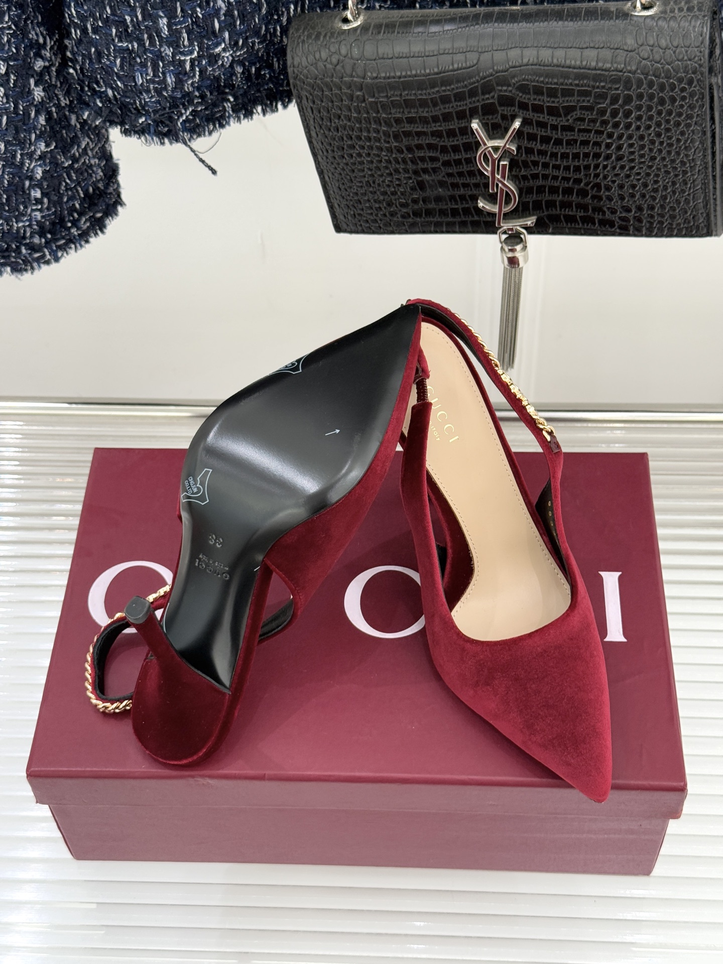 Gucci/古驰经典尖头后绕带金属链条丝绒后空高跟凉鞋以丝绒肌理碰撞品牌基因演绎意式奢华浪漫。随光影流动