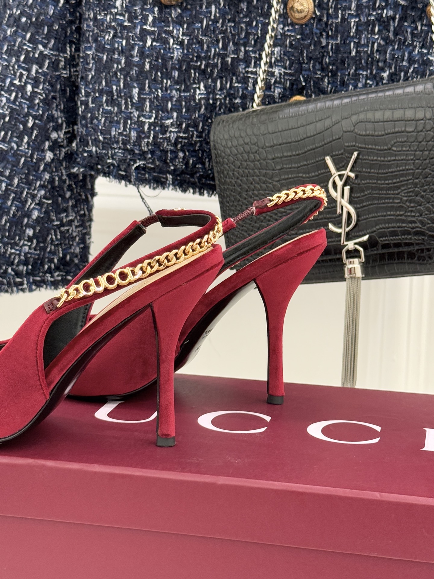 Gucci/古驰经典尖头后绕带金属链条丝绒后空高跟凉鞋以丝绒肌理碰撞品牌基因演绎意式奢华浪漫。随光影流动