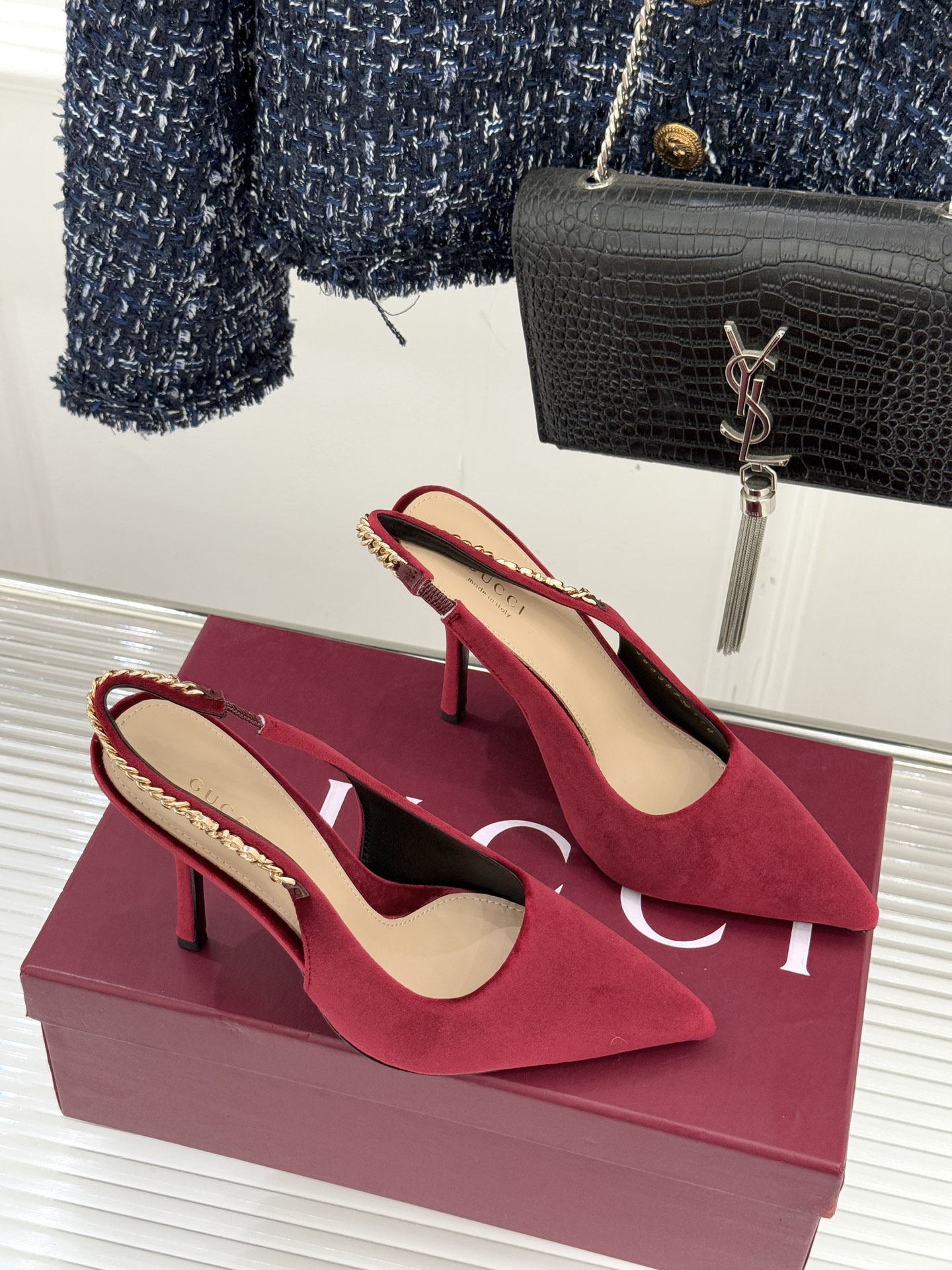 Gucci/古驰经典尖头后绕带金属链条丝绒后空高跟凉鞋以丝绒肌理碰撞品牌基因演绎意式奢华浪漫。随光影流动