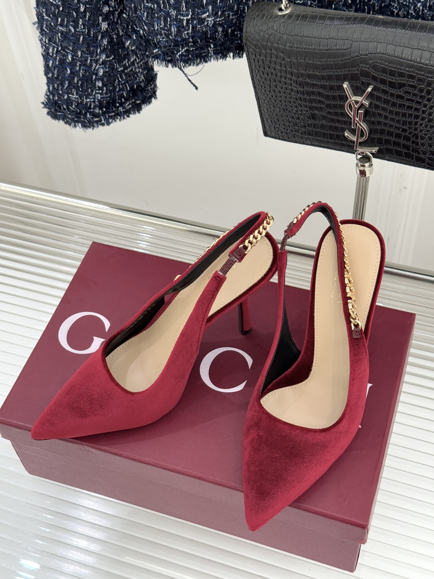 Gucci/古驰经典尖头后绕带金属链条丝绒后空高跟凉鞋以丝绒肌理碰撞品牌基因演绎意式奢华浪漫。随光影流动