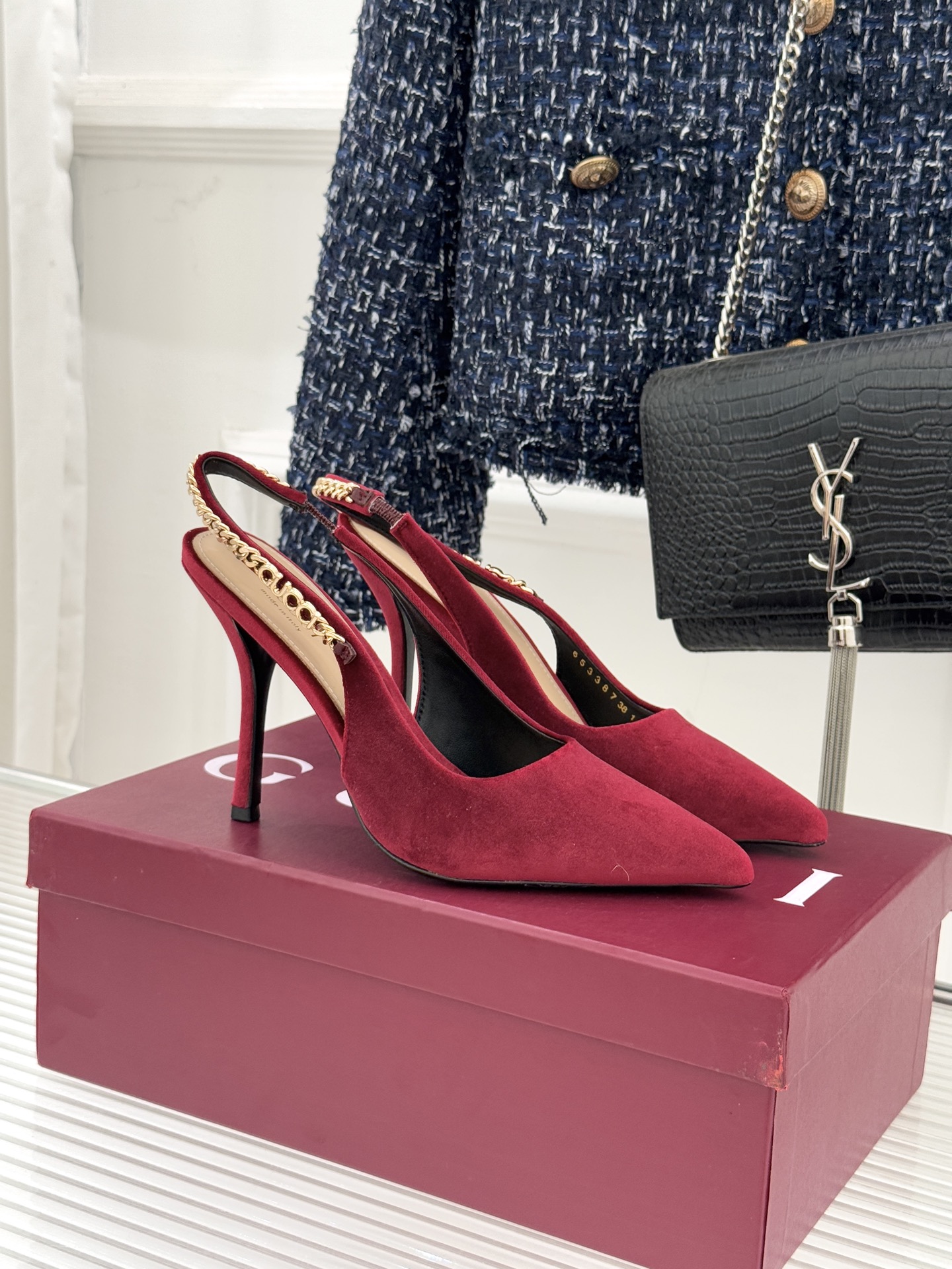 Gucci/古驰经典尖头后绕带金属链条丝绒后空高跟凉鞋以丝绒肌理碰撞品牌基因演绎意式奢华浪漫。随光影流动