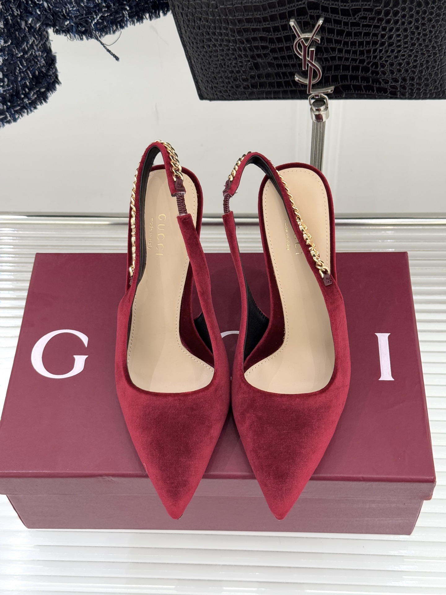 Gucci/古驰经典尖头后绕带金属链条丝绒后空高跟凉鞋以丝绒肌理碰撞品牌基因演绎意式奢华浪漫。随光影流动